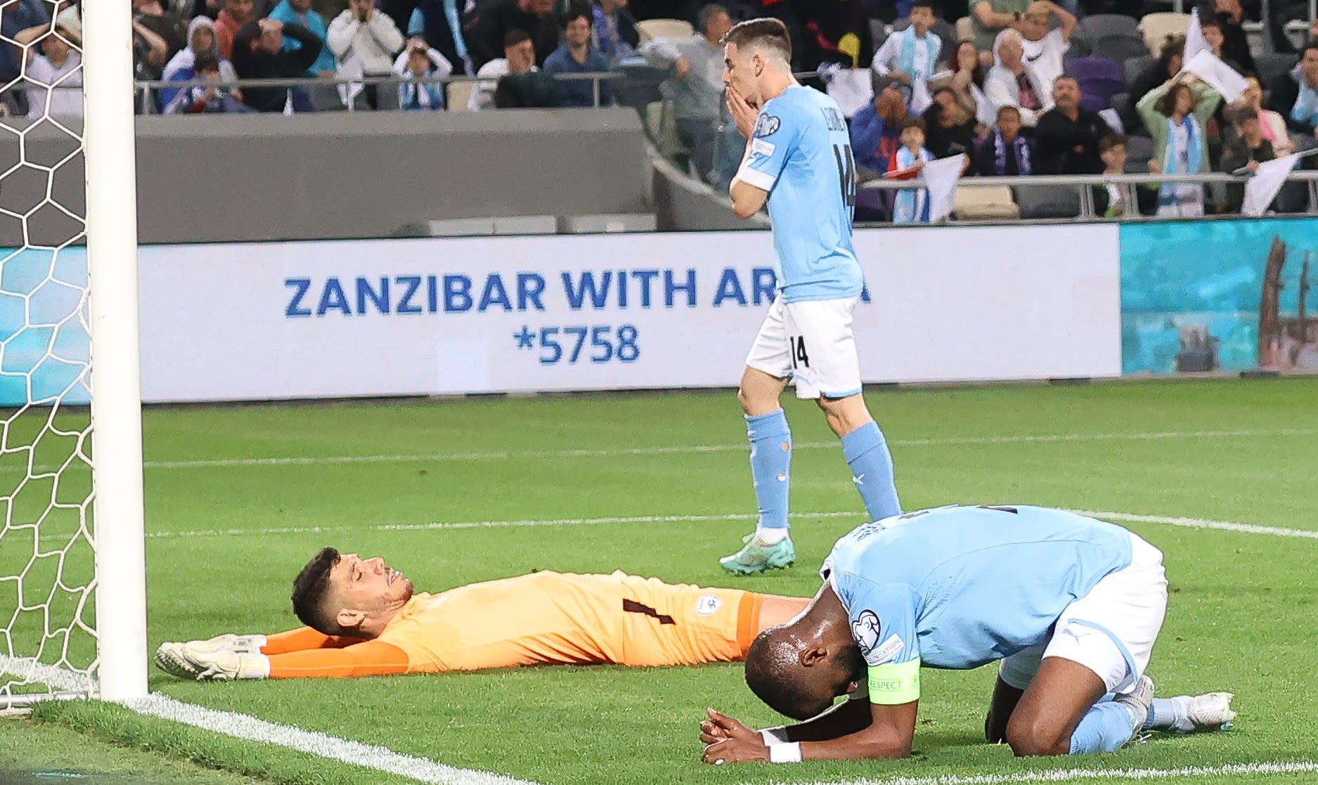 אלי דסה נבחרת ישראל לאחר השער העצמי עם השוער עומרי גלזר