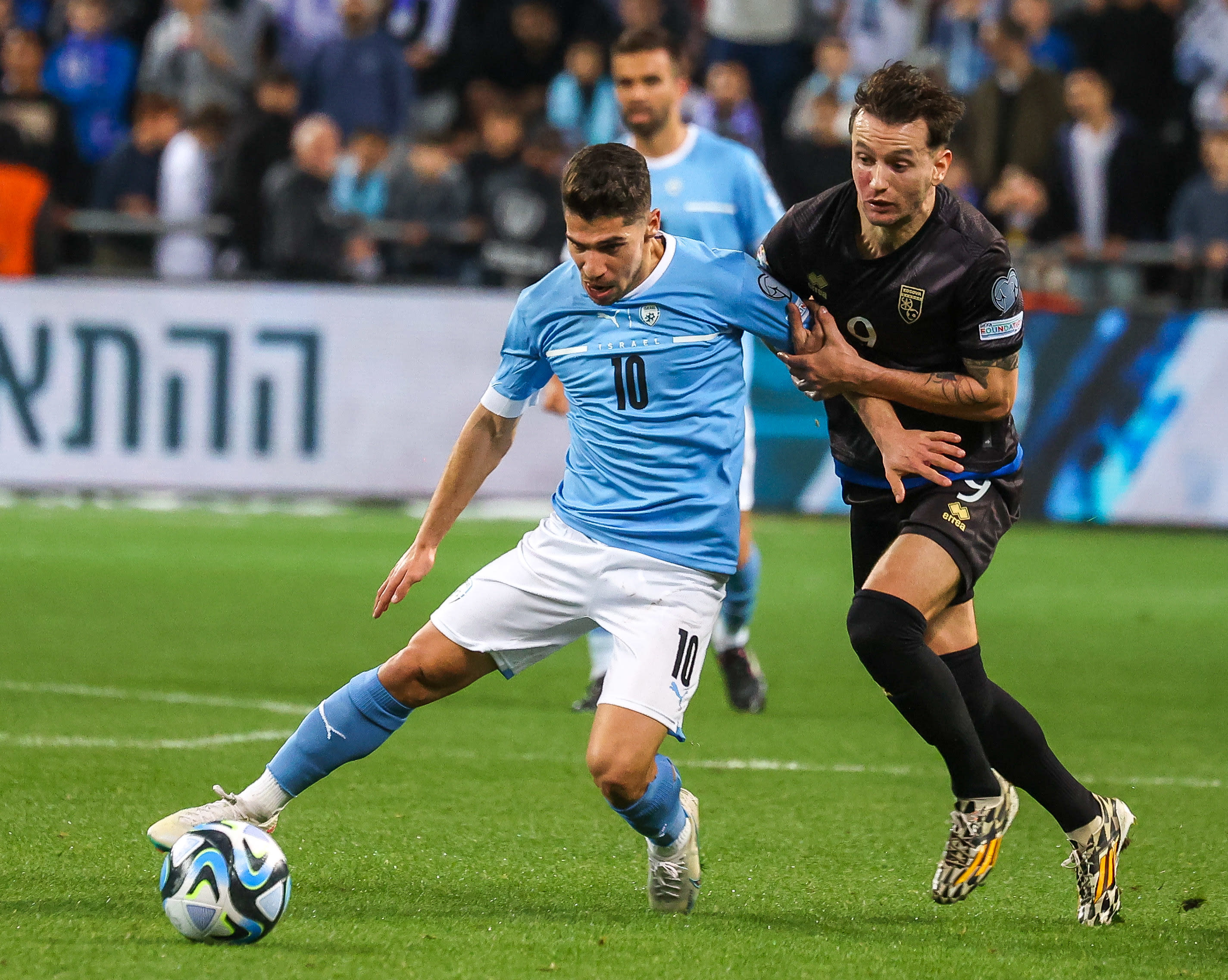 שחקן נבחרת ישראל מנור סולומון מול שחקן נבחרת קוסובו, ברסאנט צלינה