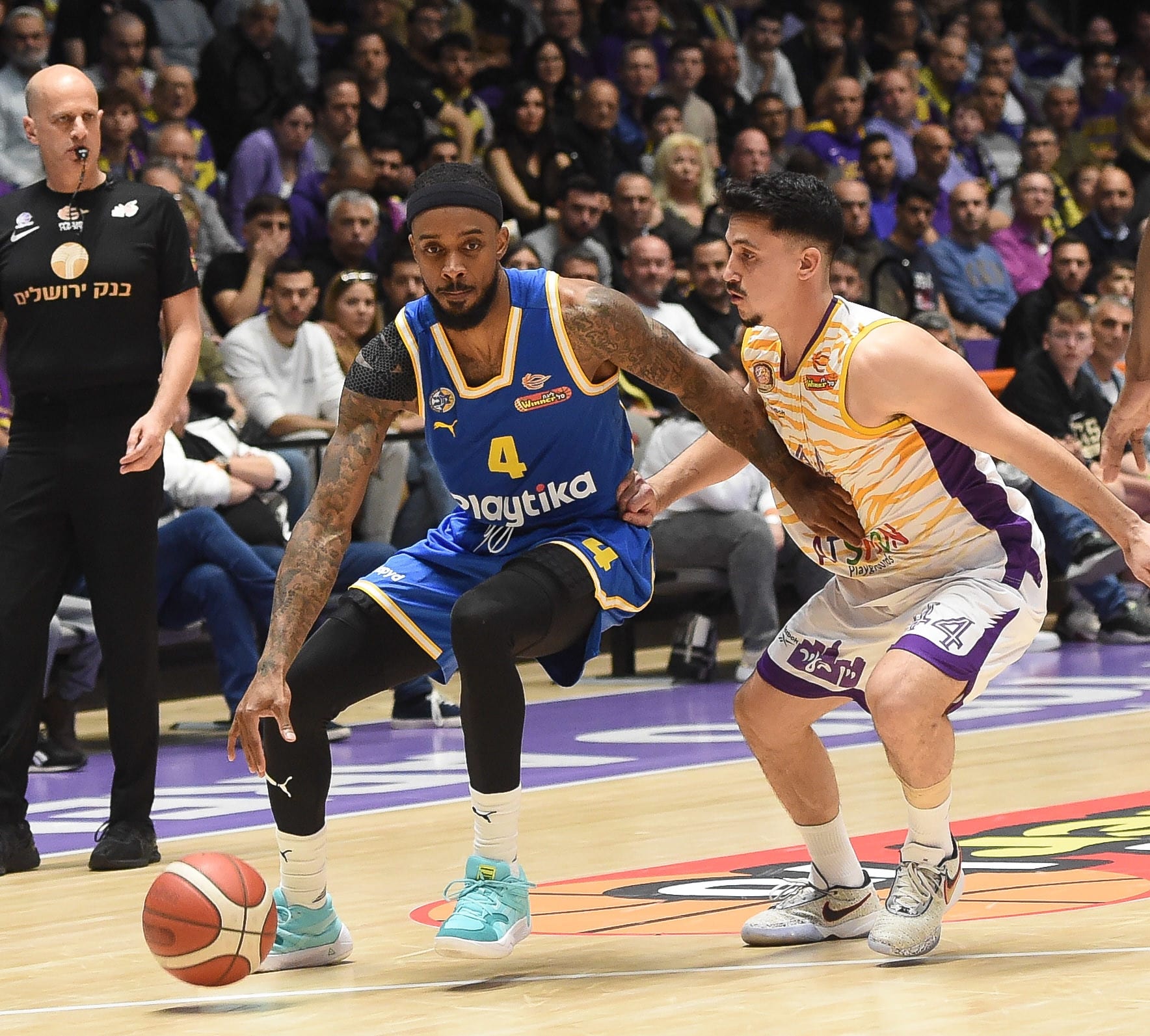 שחקן מכבי תל אביב לורנזו בראון מול שחקן הפועל חולון ניב משגב