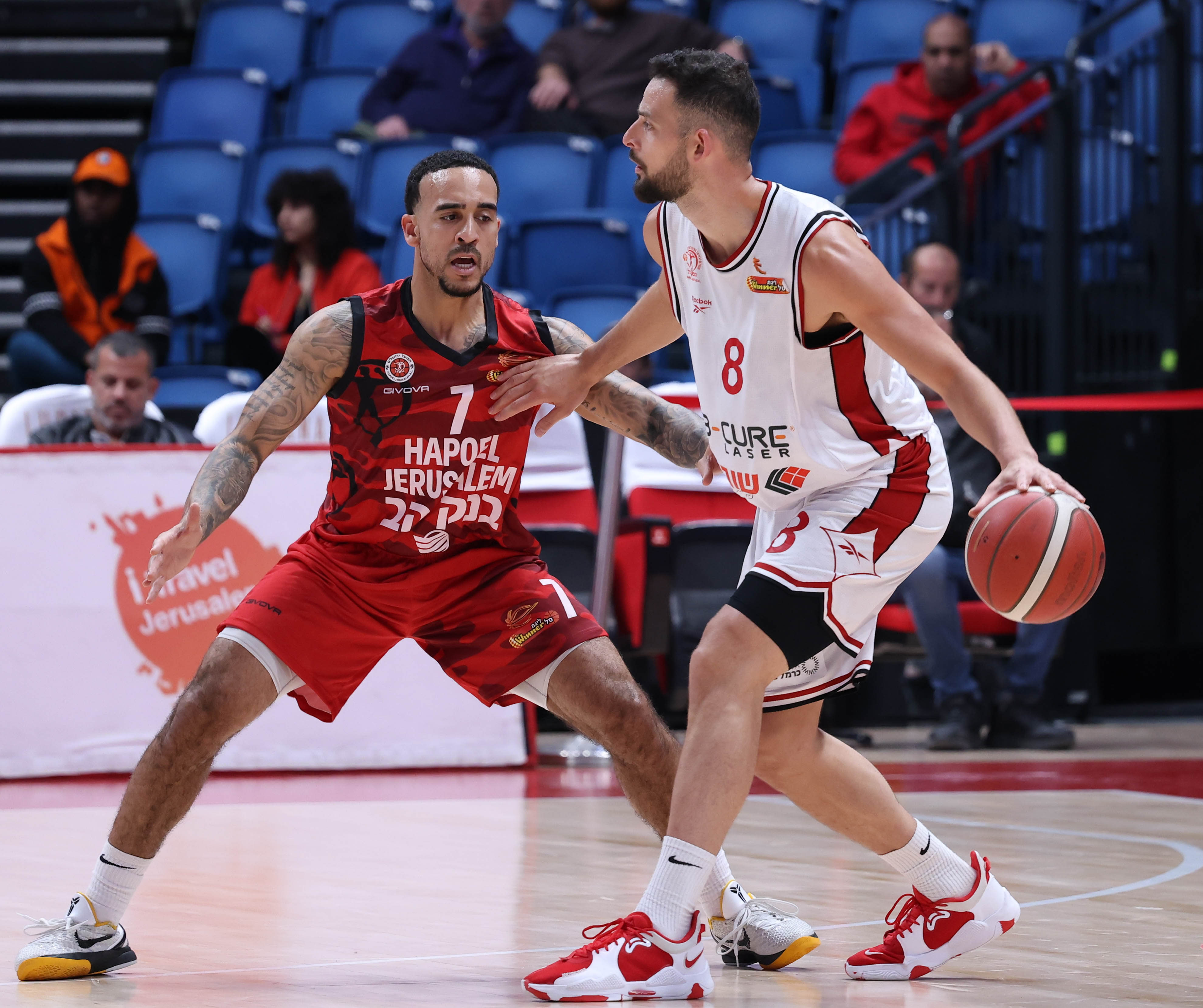 שחקן הפועל חיפה עמית שמחון מול שחקן הפועל ירושלים ברנדון בראון