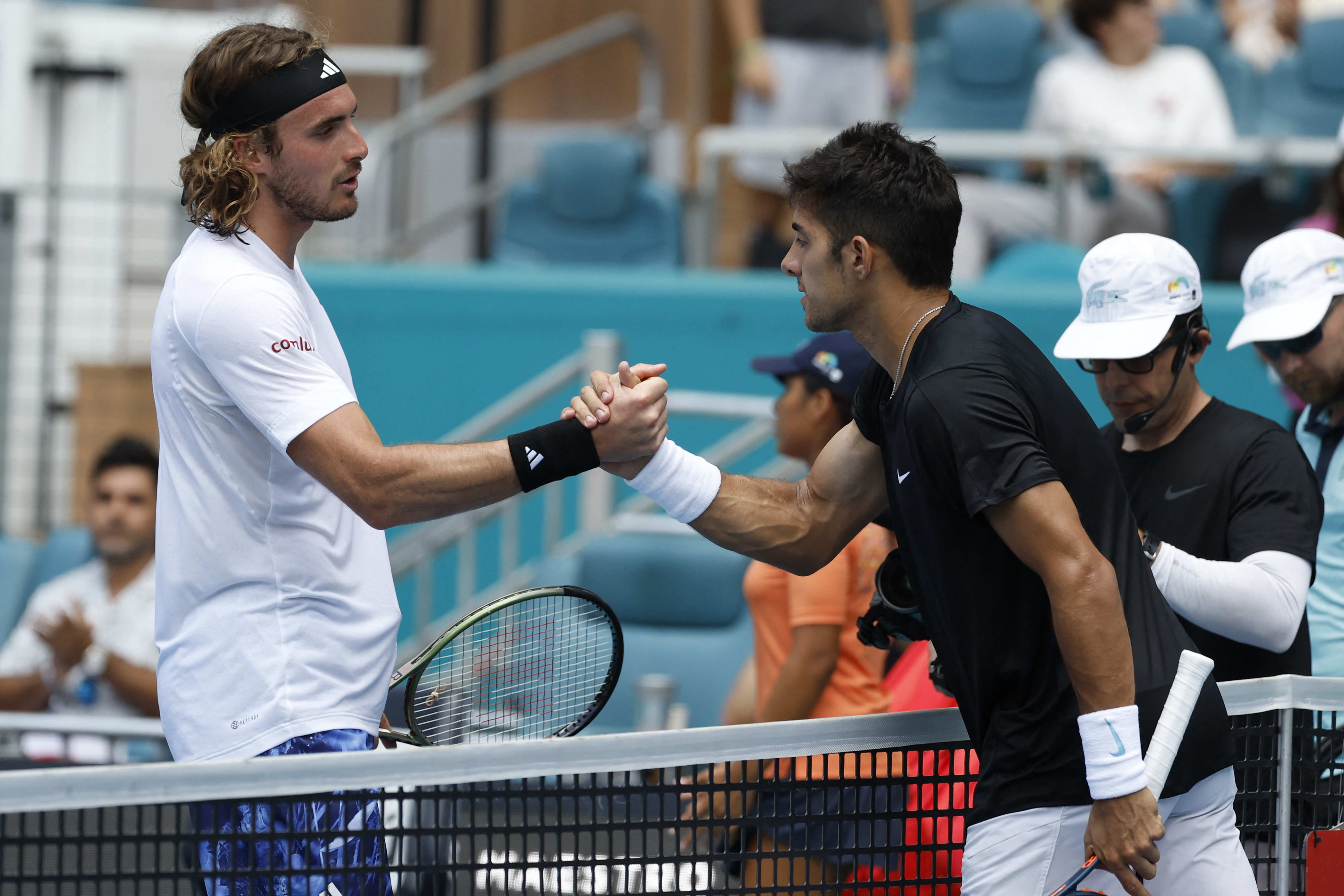 סטפנוס ציציפאס לוחץ יד לכריסטיאן גארין