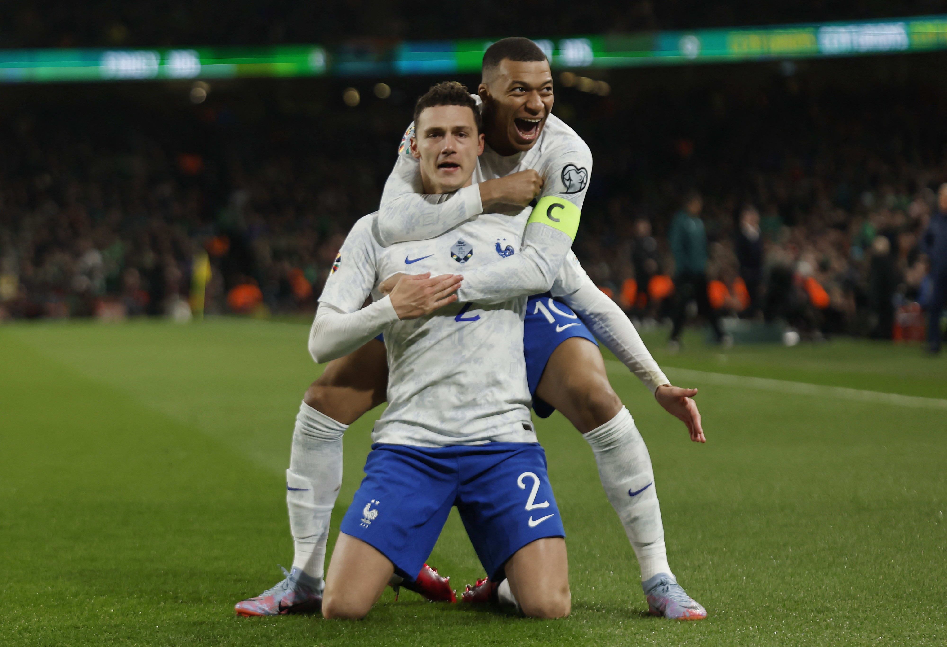 שחקן נבחרת צרפת בנג'מן פבאר חוגג עם קיליאן אמבפה