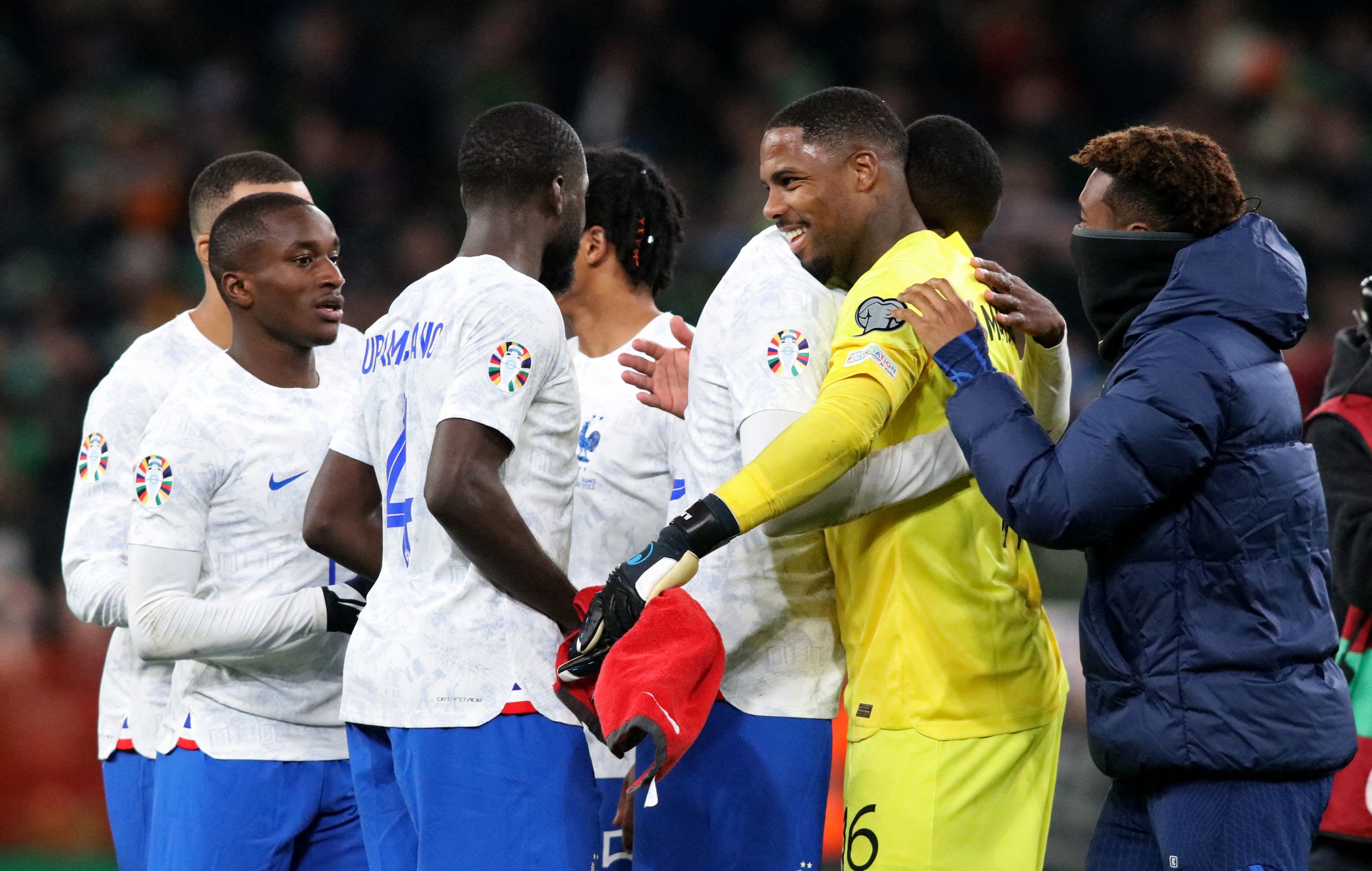 שחקני נבחרת צרפת חוגגים עם השוער מייק מניאן