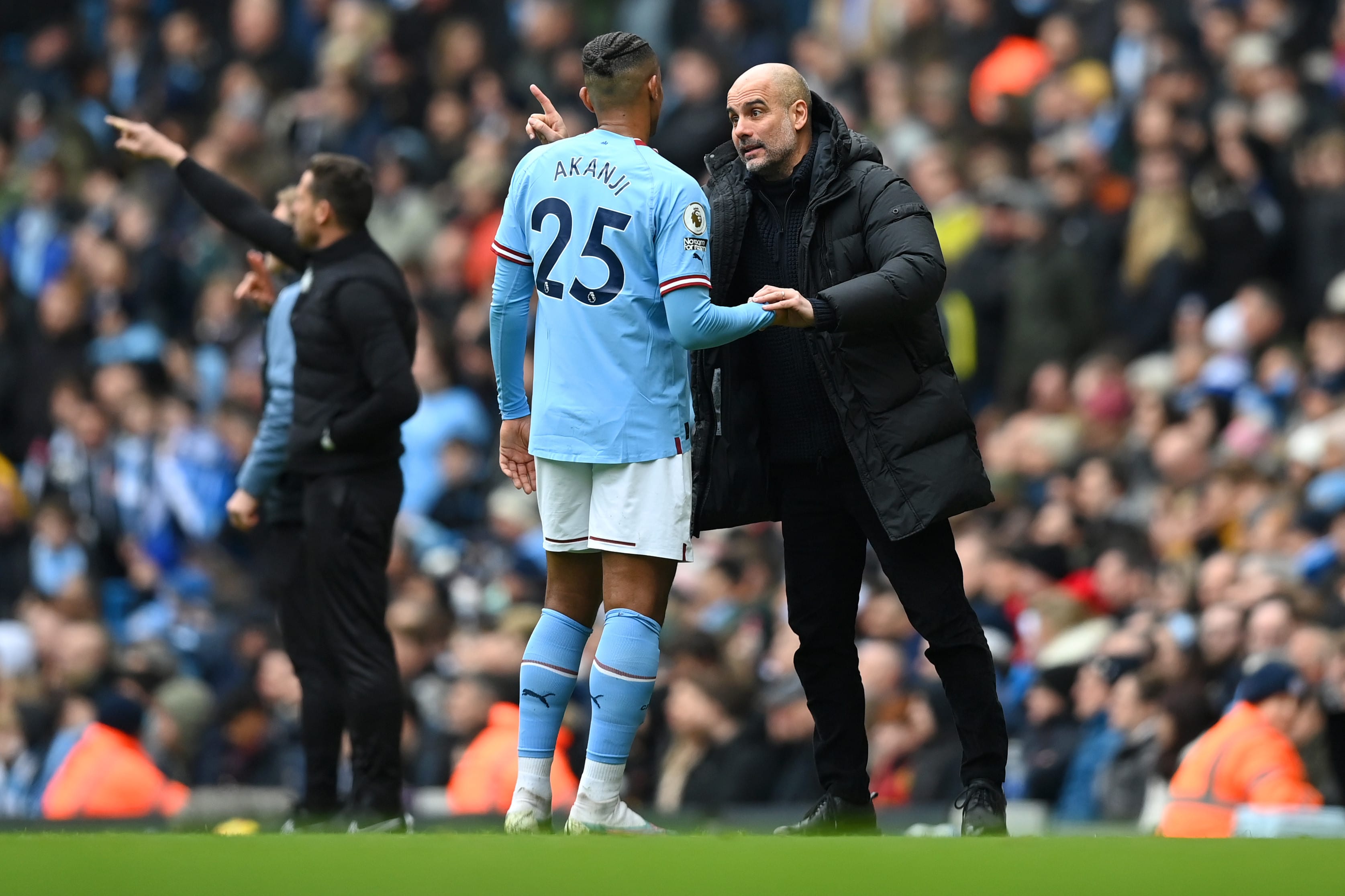 מנואל אקנג'י עם מאמן מנצ'סטר סיטי פפ גווארדיולה