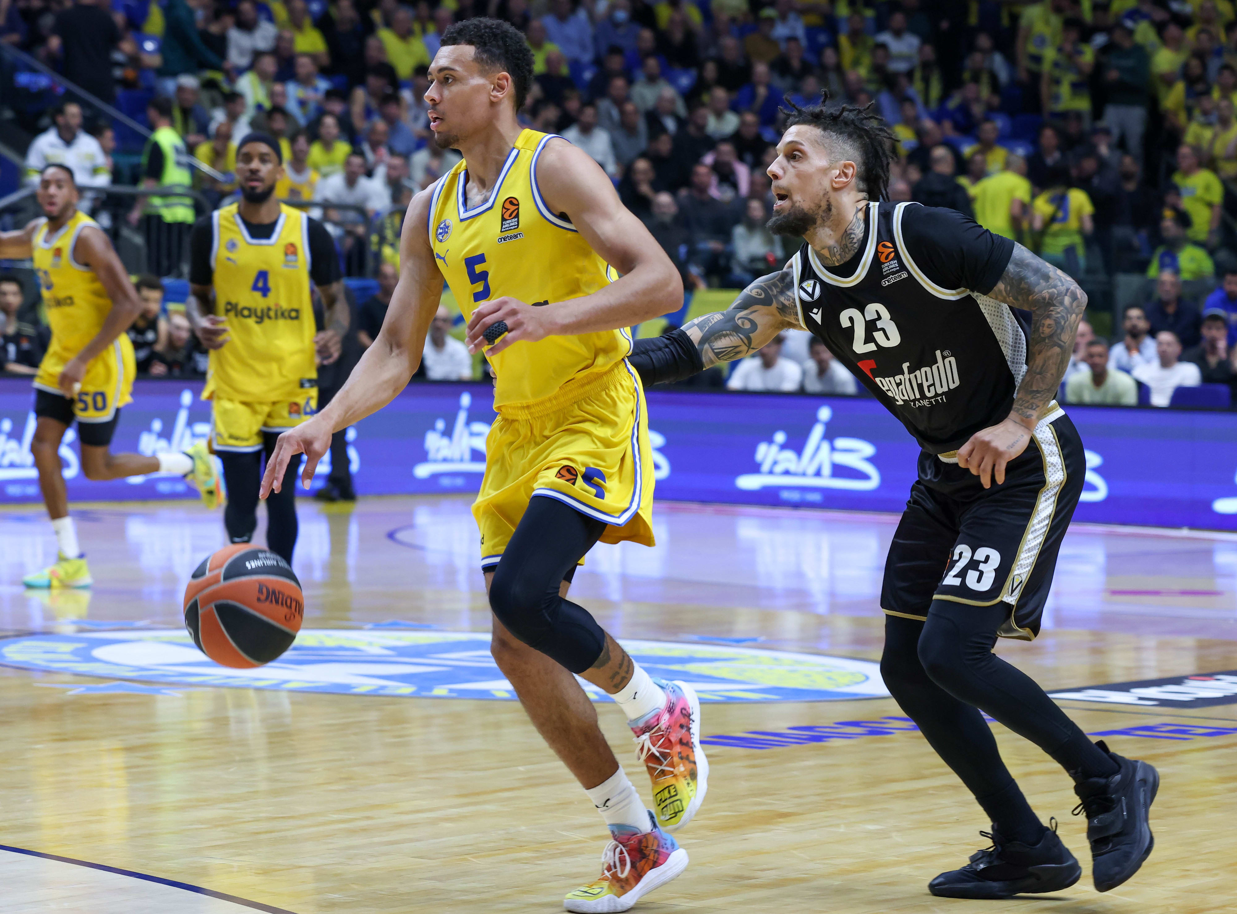 שחקן מכבי תל אביב ווייד בולדווין, מול שחקן וירטוס בולוניה, דניאל האקט