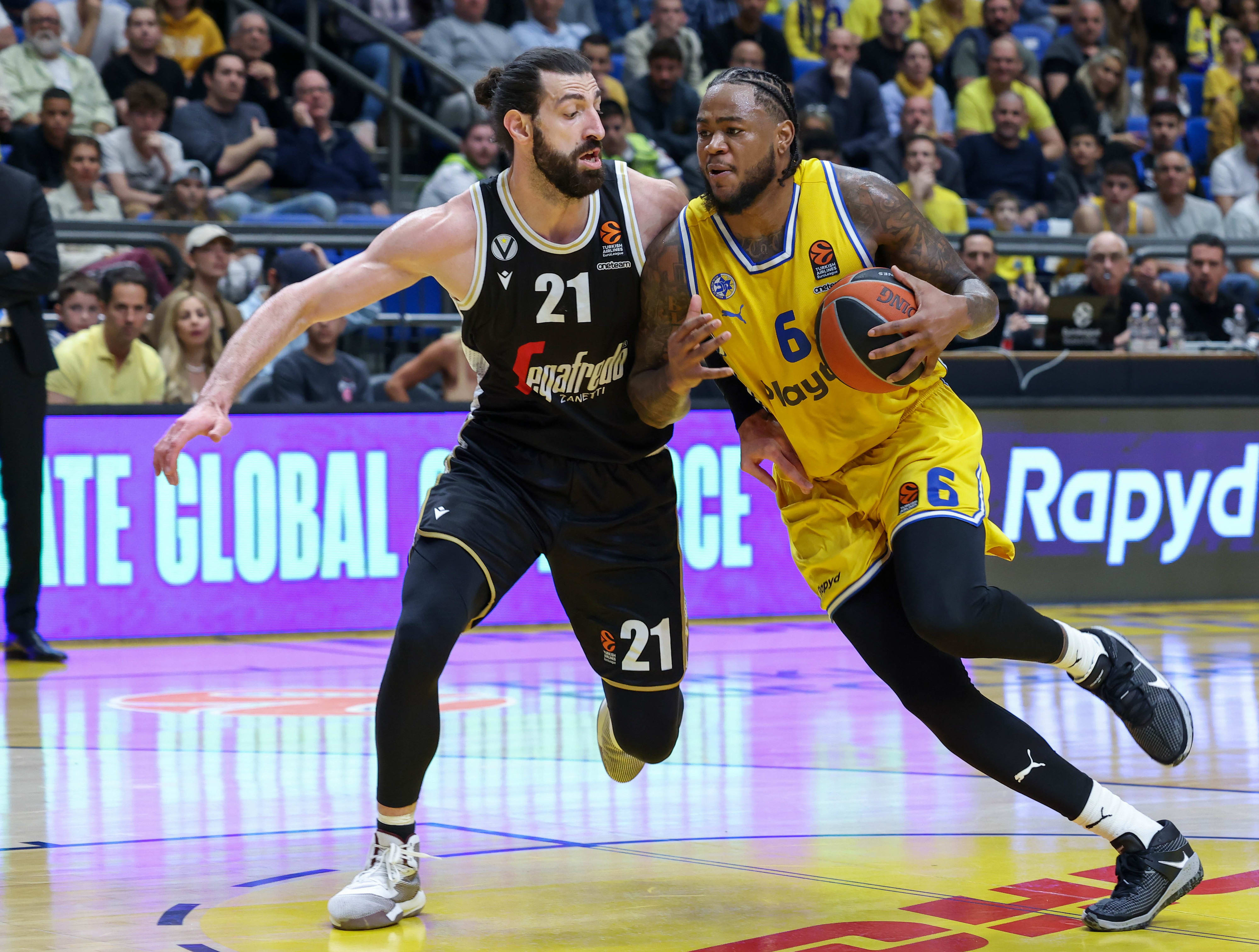 שחקן מכבי תל אביב, ג'רל מרטין מול שחקן וירטוס בולוניה, טוקו שנגליה