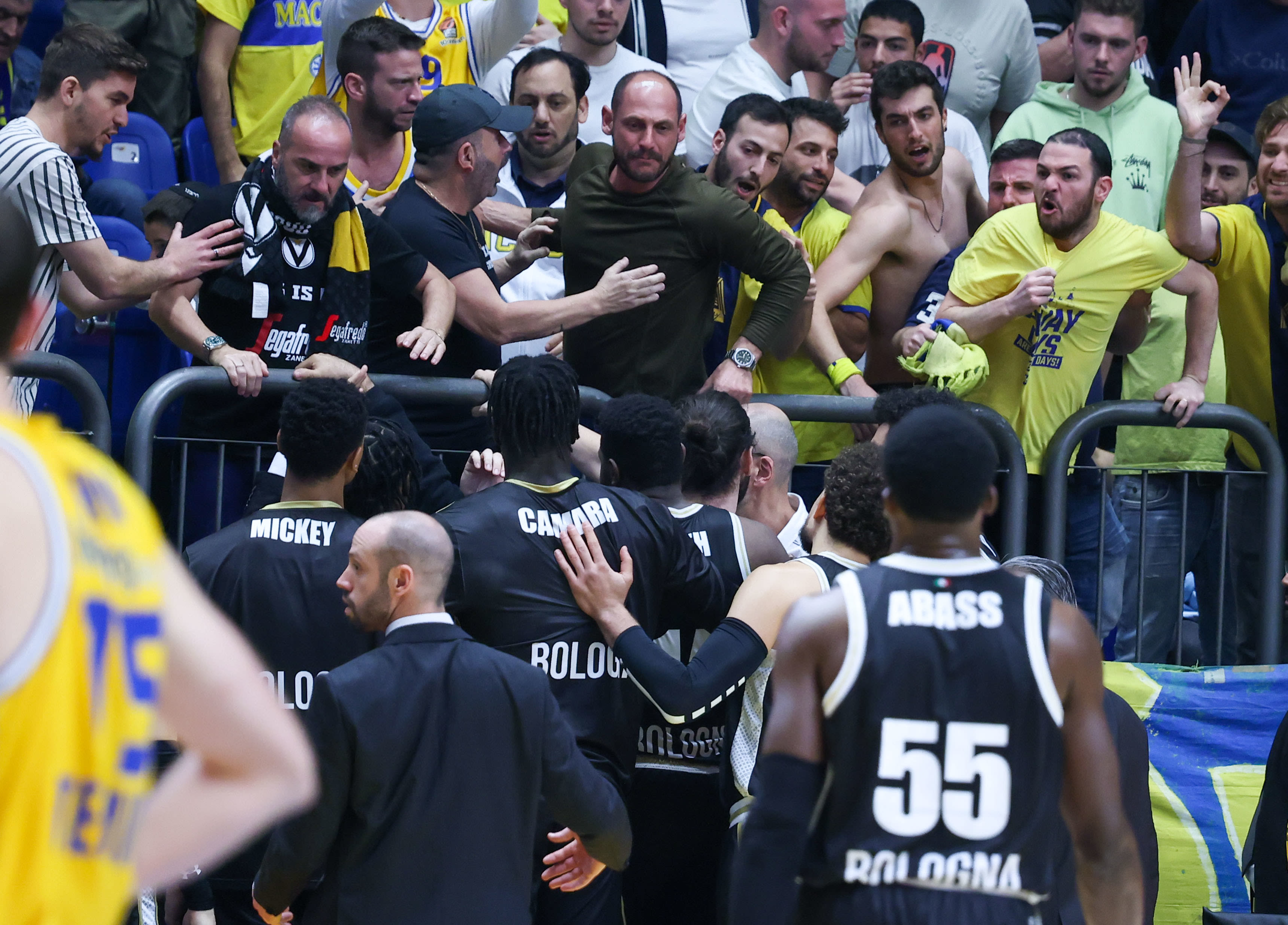 שחקן וירטוס בולוניה, טוקו שנגליה, מתעמת עם אוהדי מכבי תל אביב