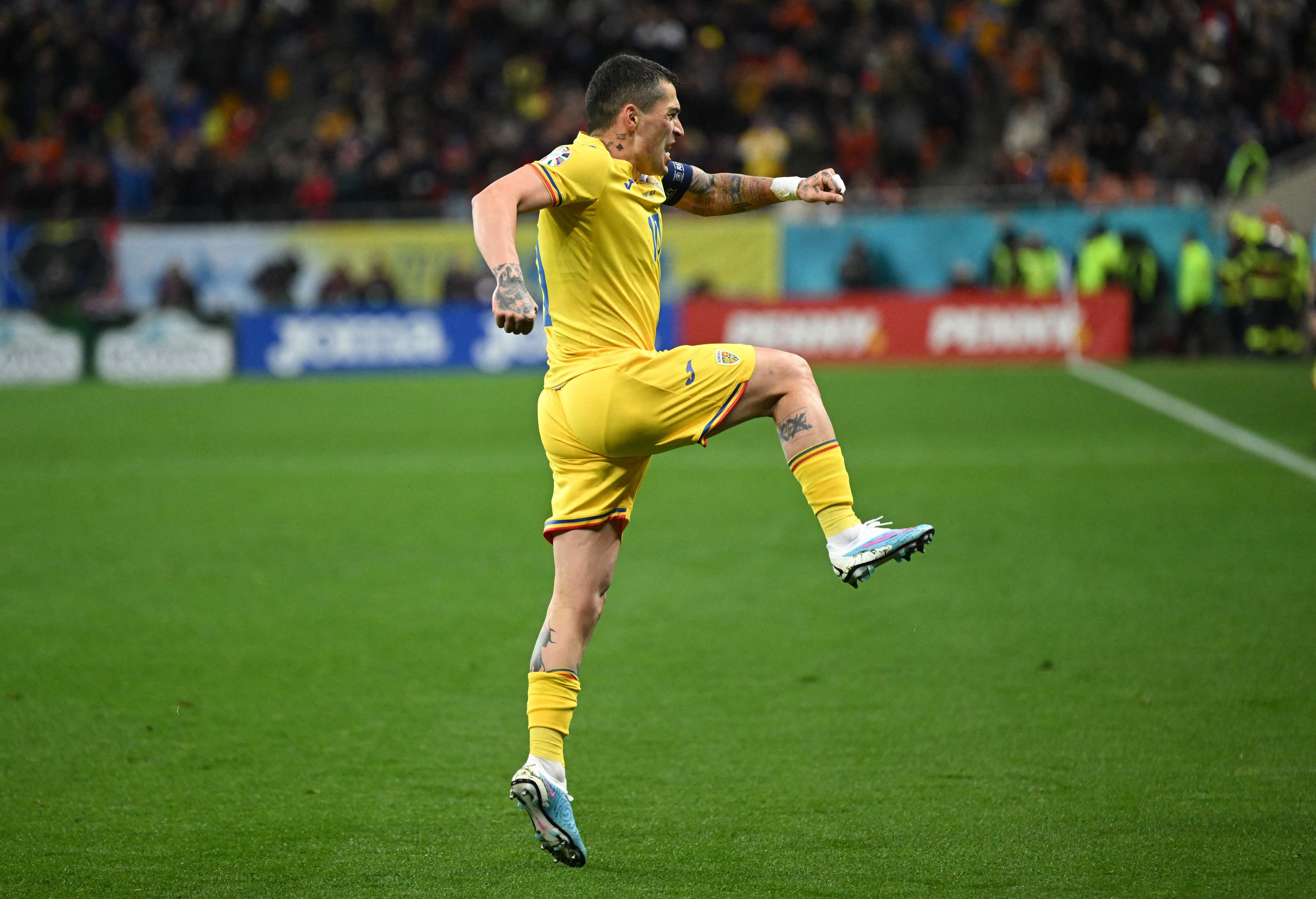 ניקולאה סטנצ'ו שחקן נבחרת רומניה חוגג שער