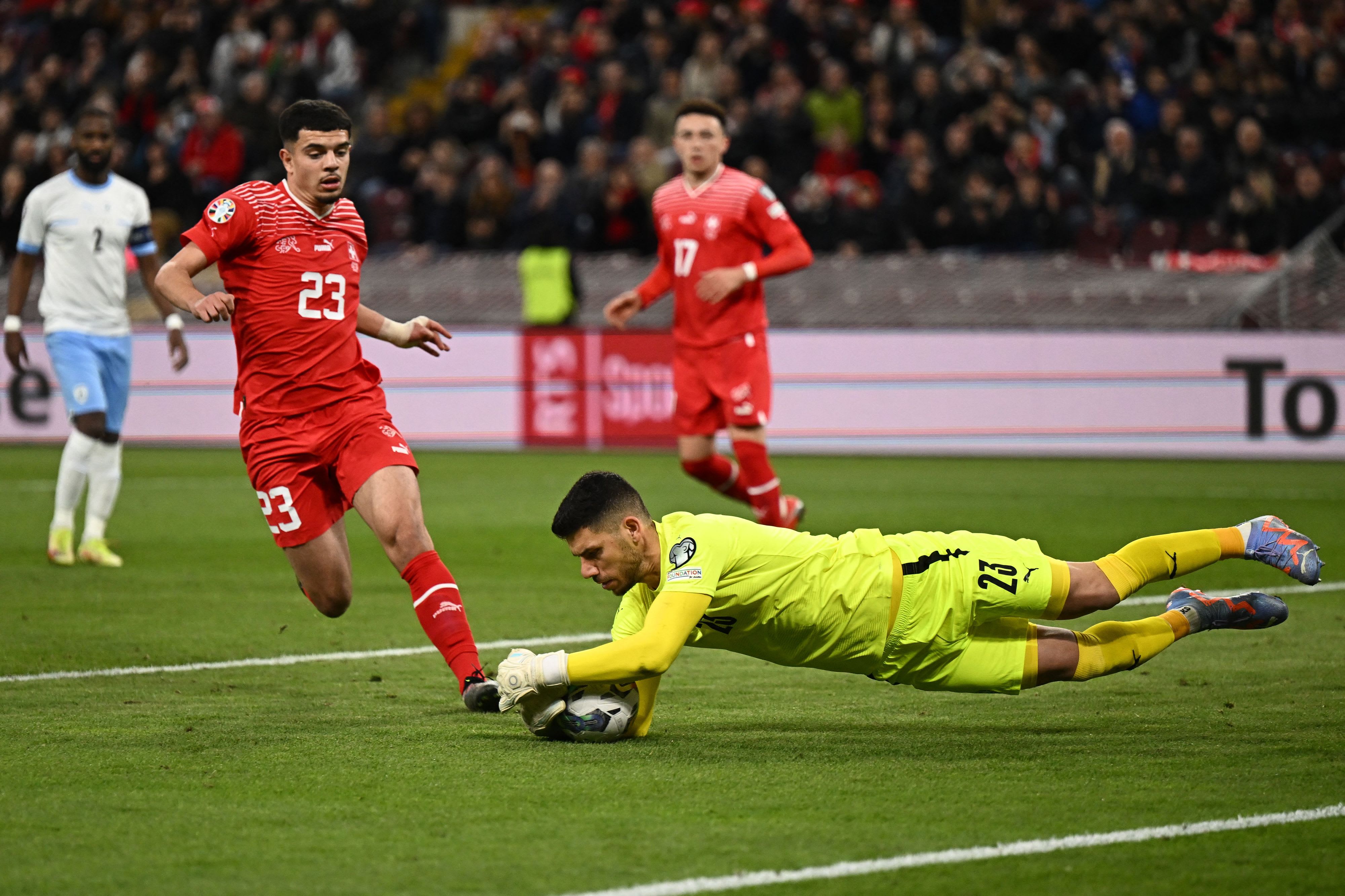 עומרי גלזר שוער נבחרת ישראל מול זקי אמדוני שחקן נבחרת שוויץ