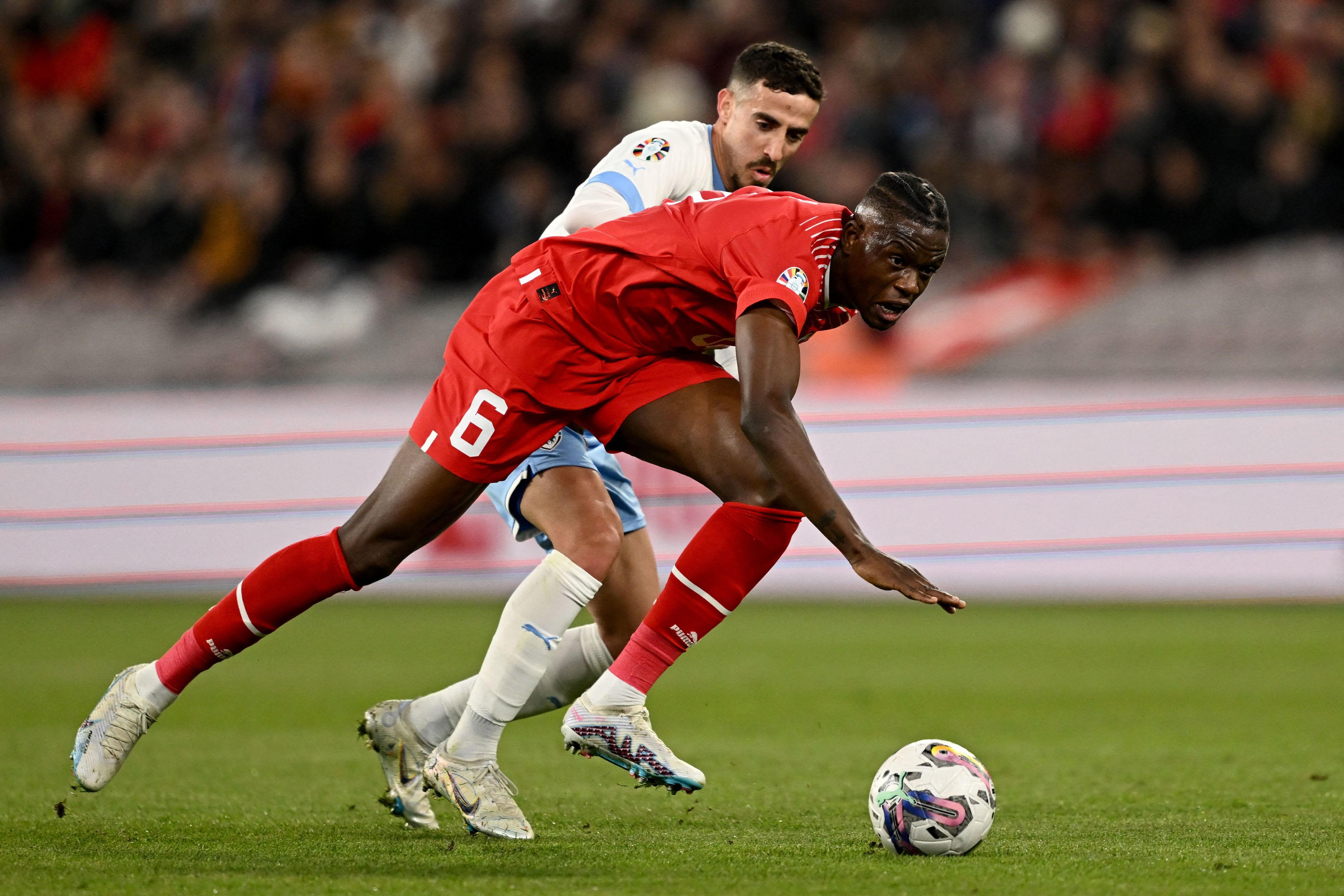 דניס זקאריה שחקן נבחרת שוויץ לפני דולב חזיזה שחקן נבחרת ישראל