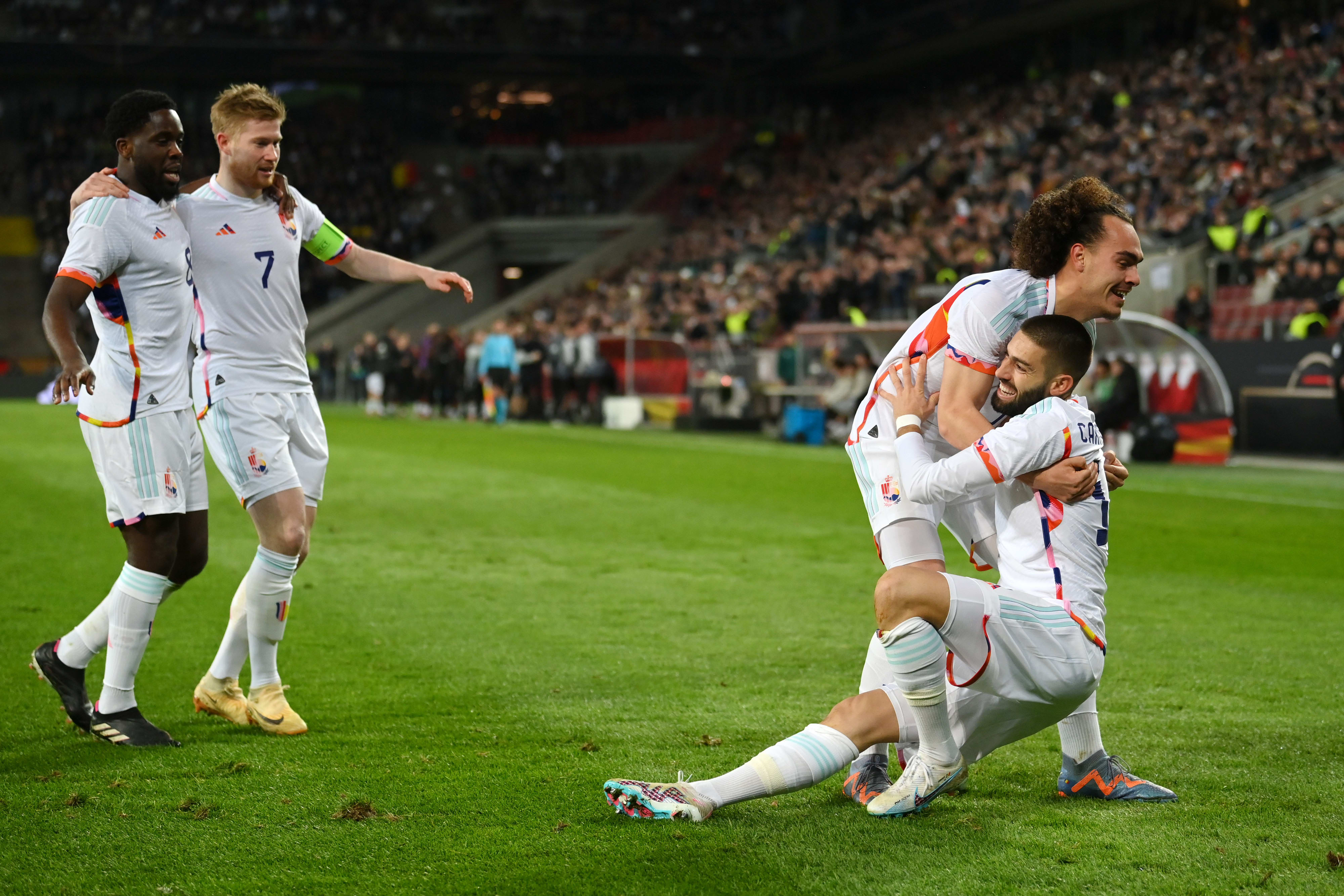 שחקני נבחרת בלגיה חוגגים עם יאניק קראסקו (מימין)