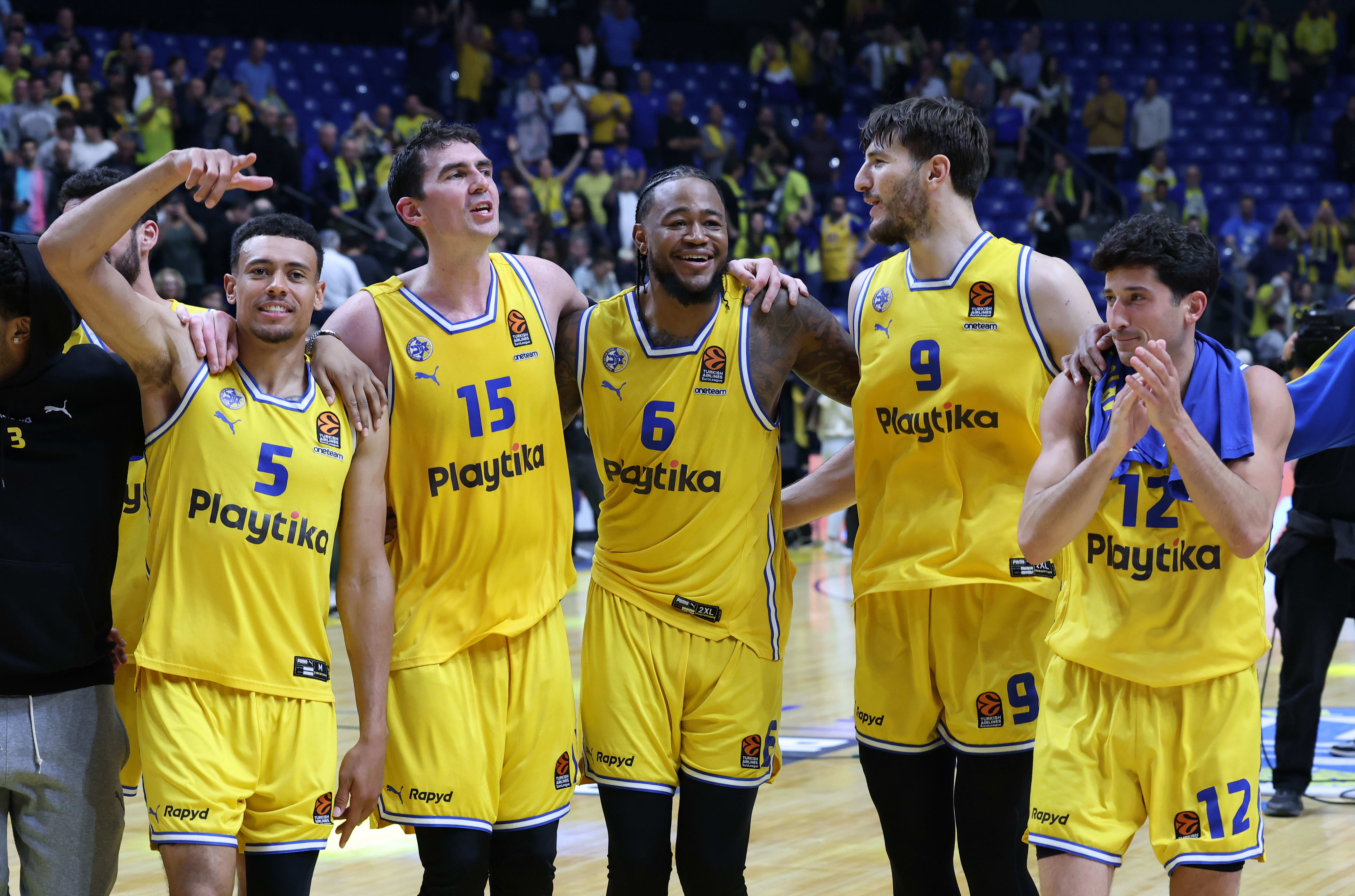 שחקני מכבי תל אביב חוגגים, רומן סורקין, ג'רל מרטין, ג'ייק כהן, ג'ון דיברתולומאו, ווייד בולדווין