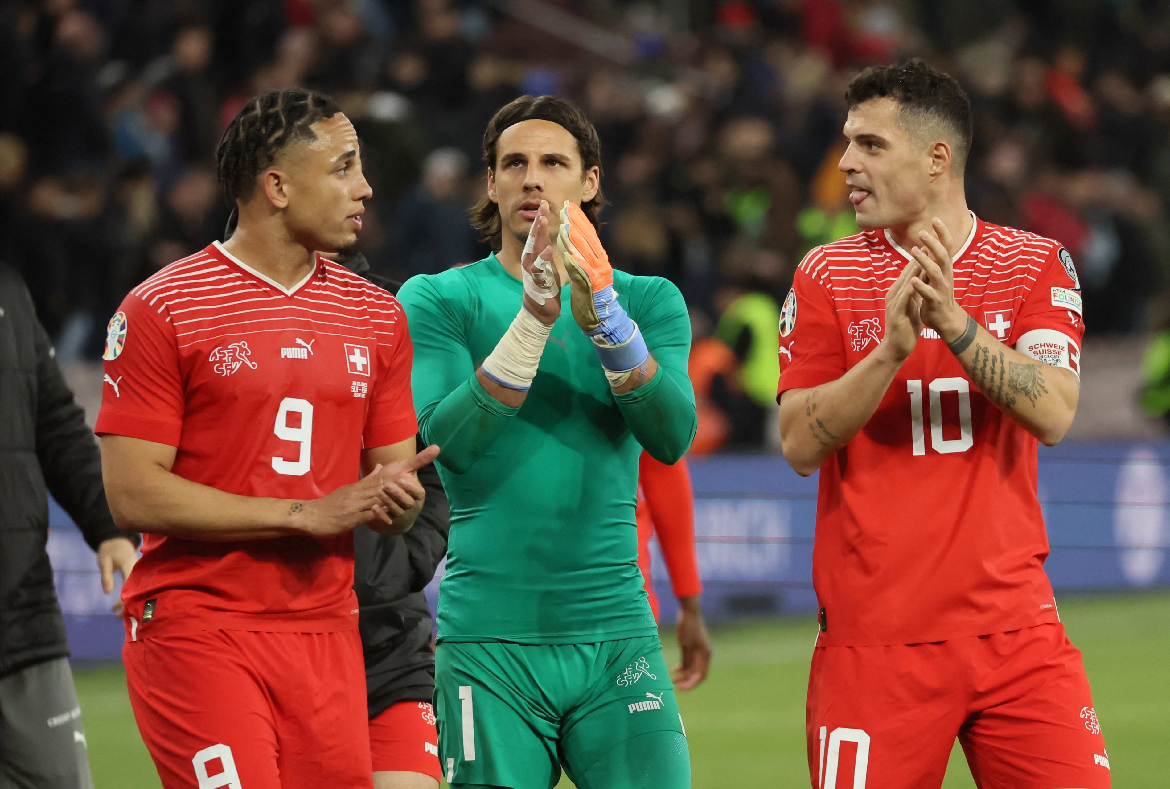 גרניט ג'אקה, יאן זומר, מנואל אקנג'י אחרי הניצחון של נבחרת שוויץ על נבחרת ישראל