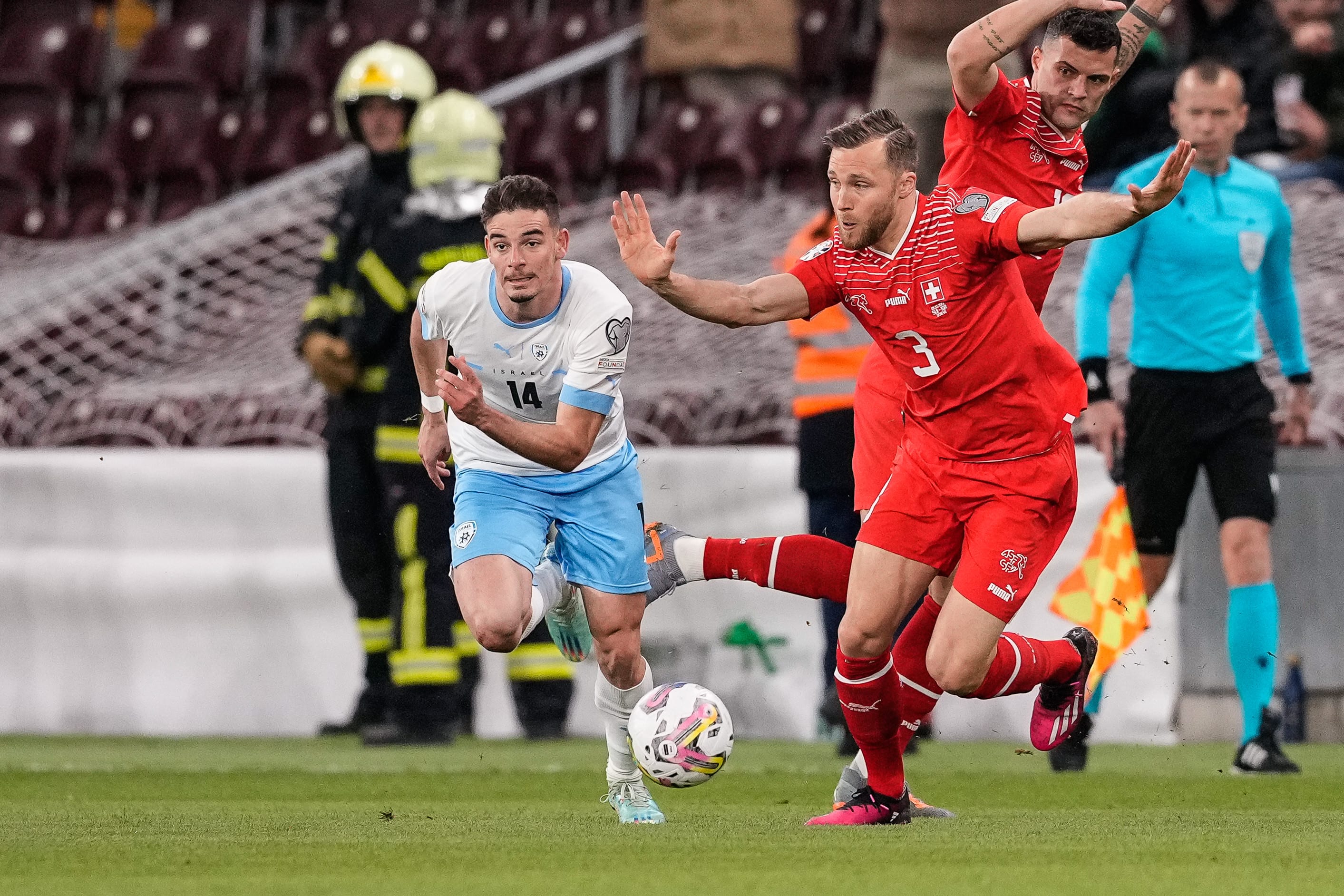 שחקן נבחרת שוויץ, סילבן וידמר, מול שחקן נבחרת ישראל, דורון ליידנר