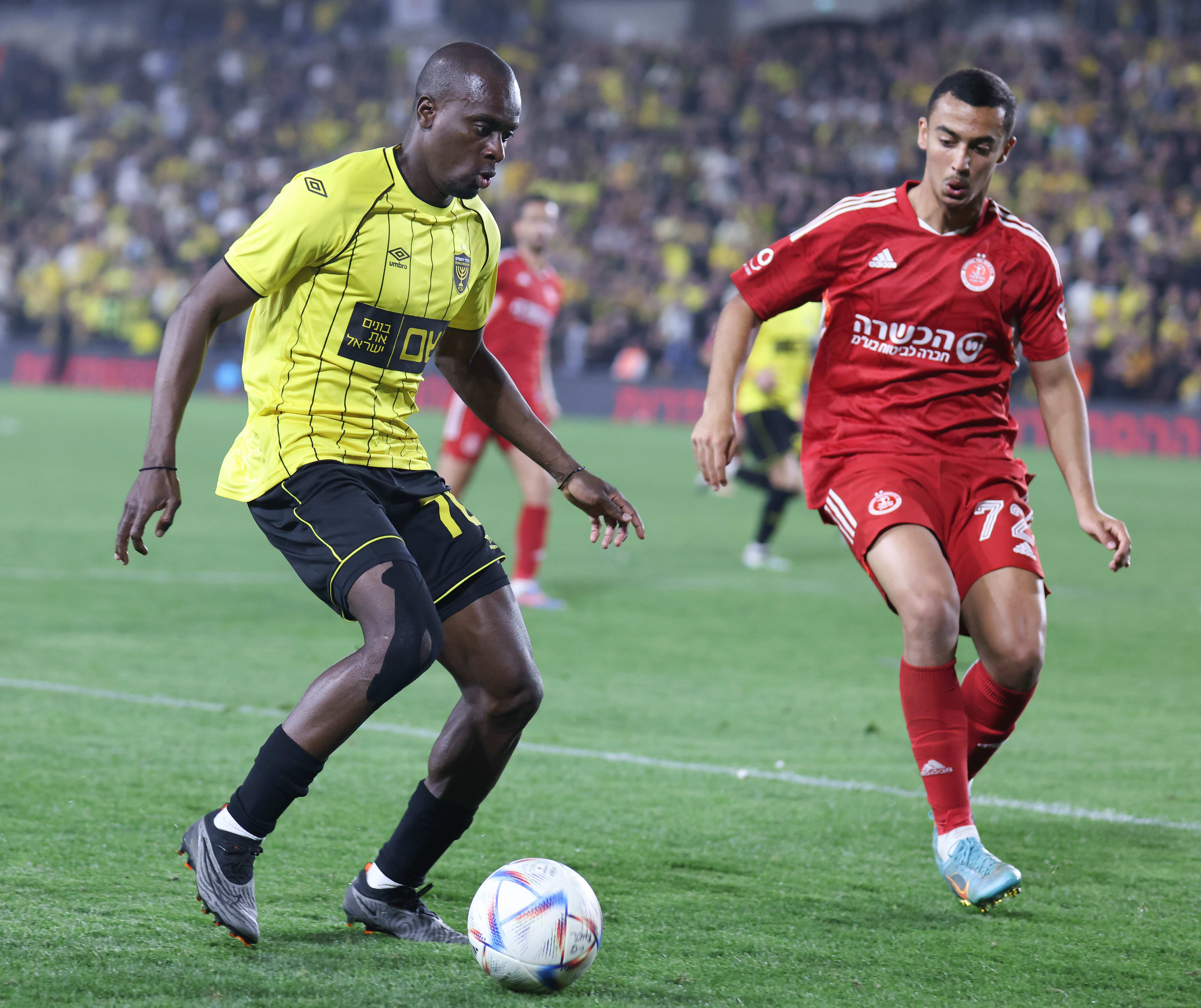 שחקן הפועל תל אביב אור ישראלוב עם שחקן בית"ר ירושלים דנילו אספרייה