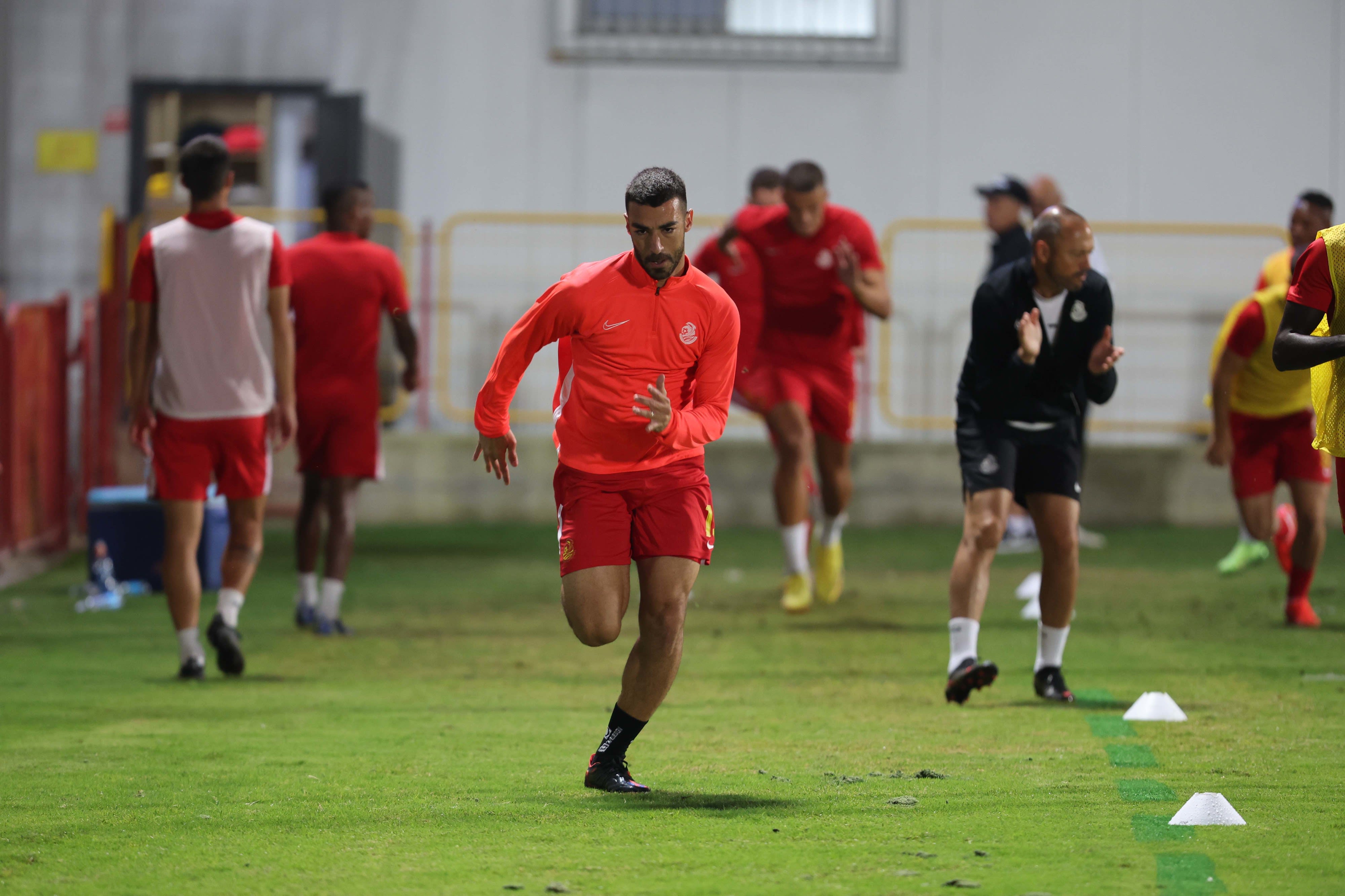 טום בן זקן שחקן מ.ס. אשדוד בחימום