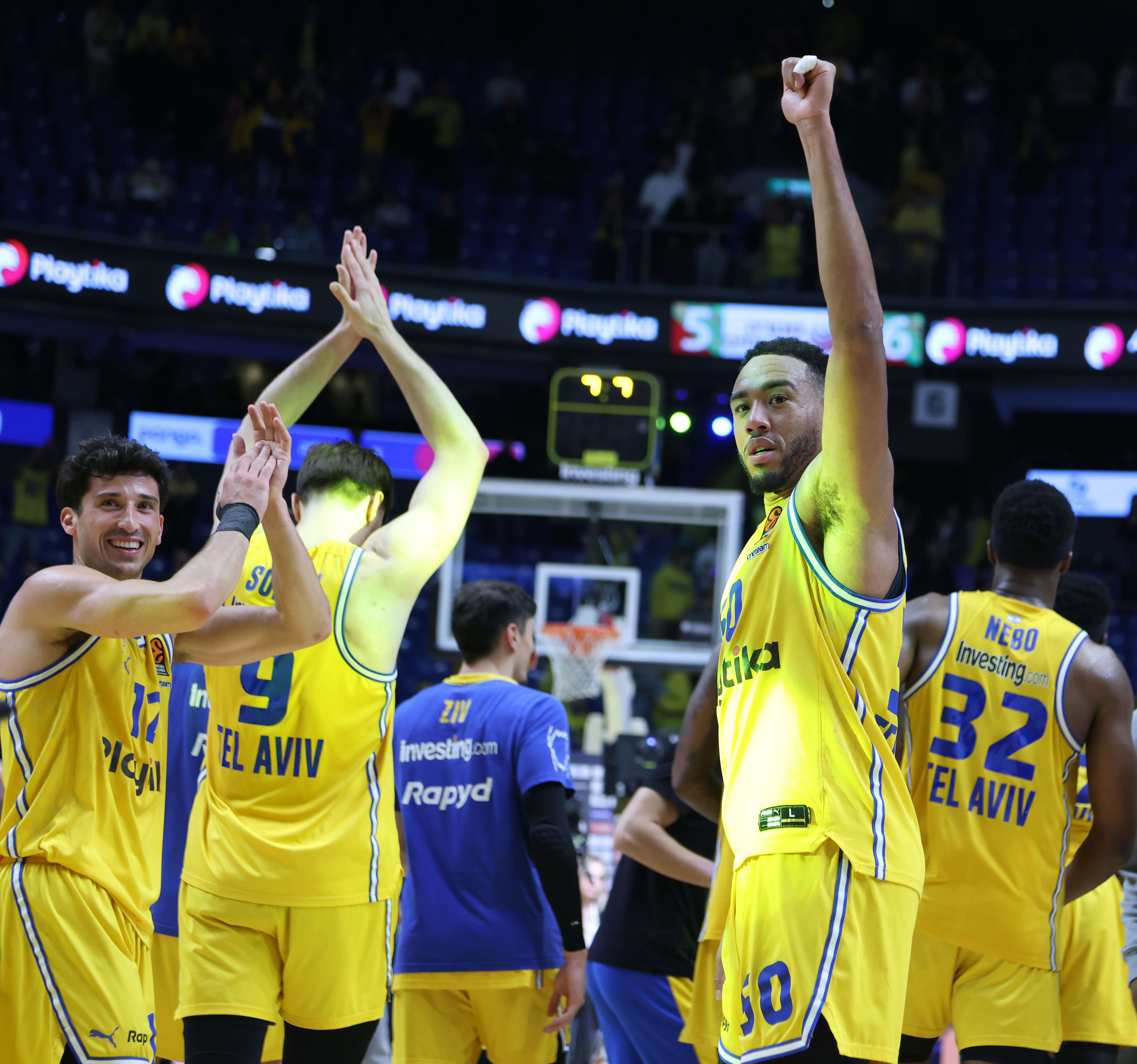 בונזי קולסון לצד ג'ון דיברתולומאו מכבי תל אביב