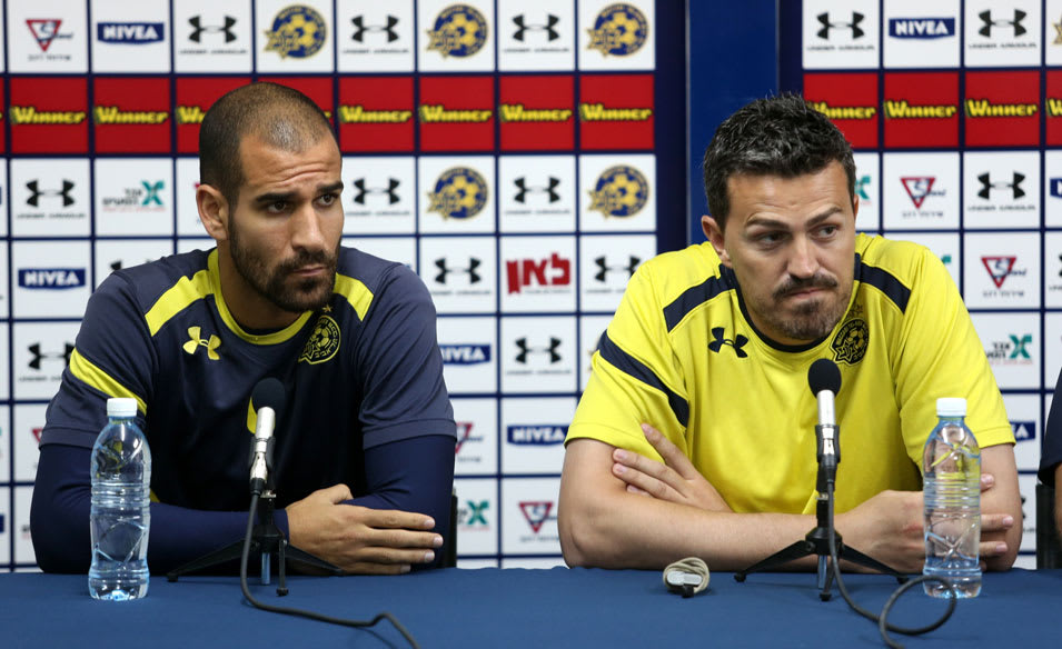 מאמן מכבי תל אביב אוסקר גרסיה עם שחקן מכבי תל אביב גל אלברמן