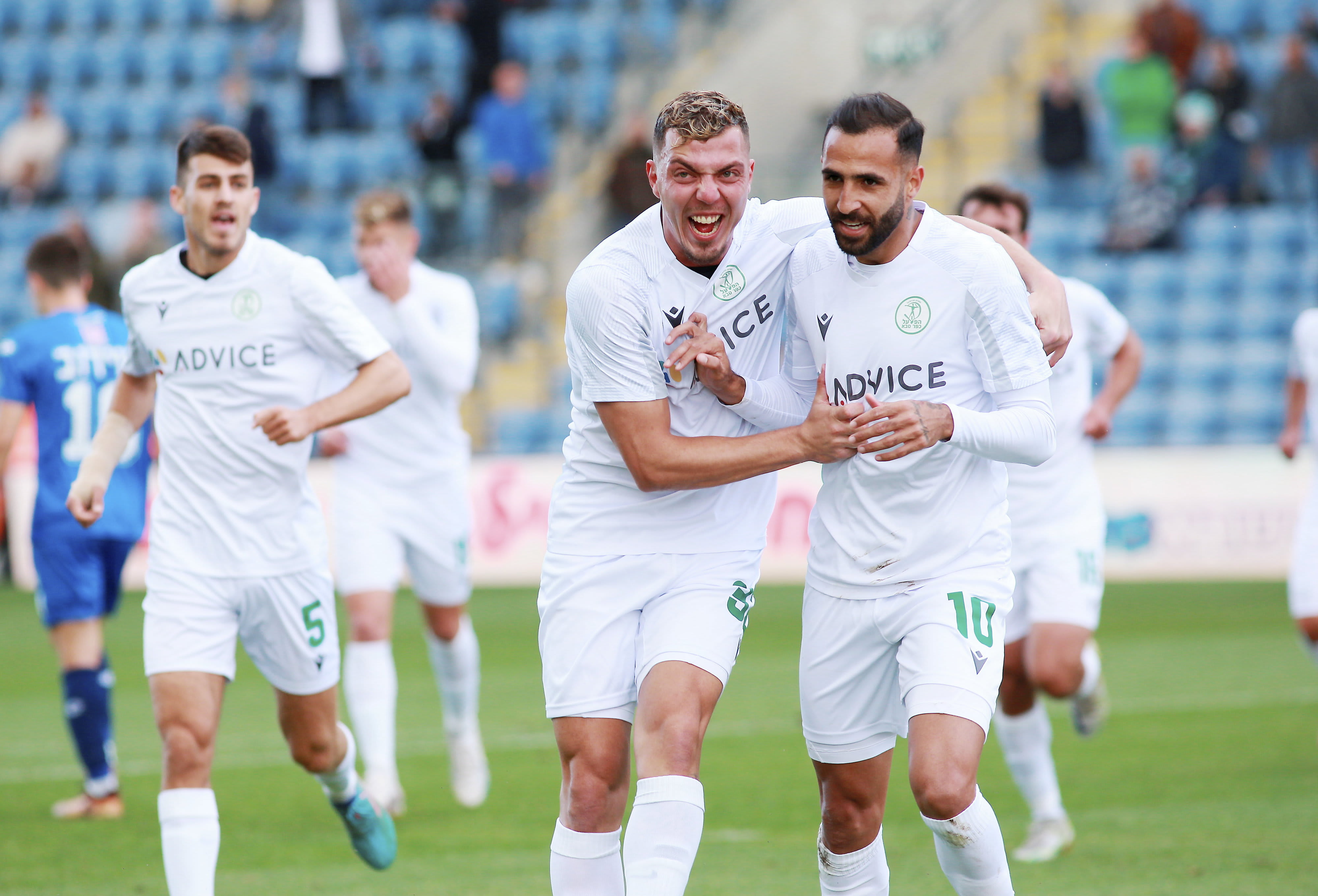 אליאן רוחנא, שחקן הפועל כפר סבא חוגג עם שי בן דוד