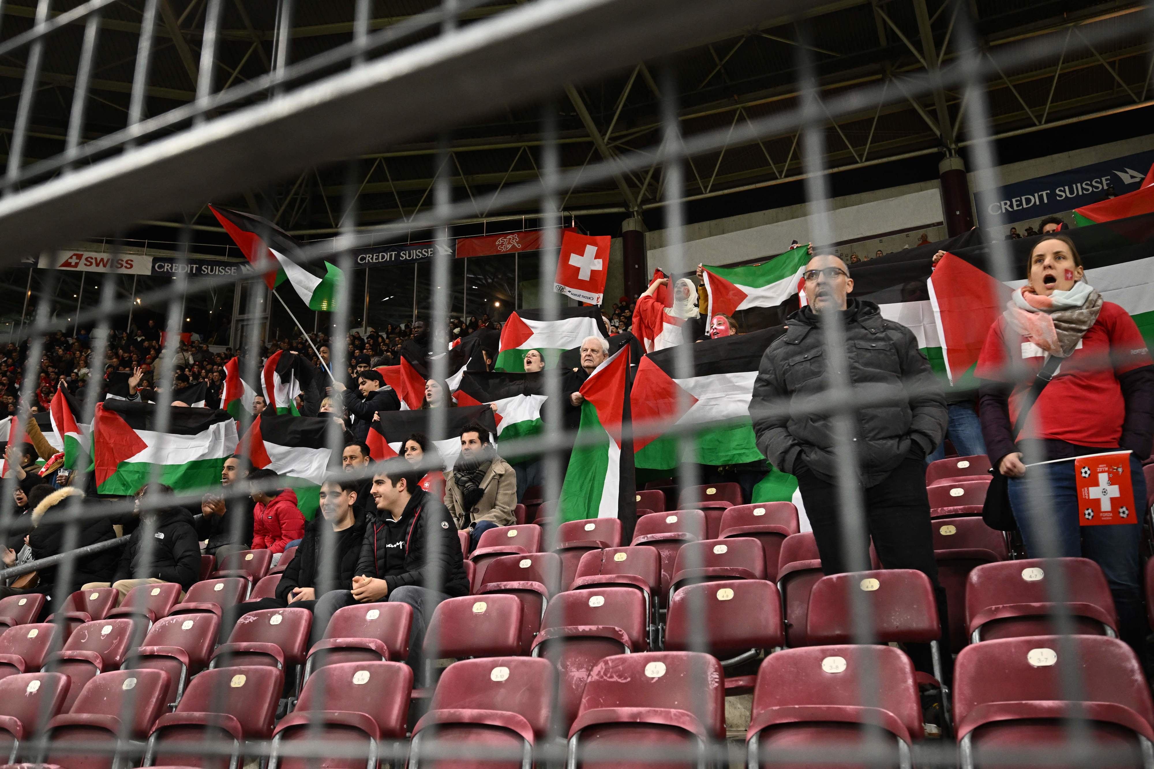 דגלי פלסטין ביציע במשחק של נבחרת שוויץ מול נבחרת ישראל