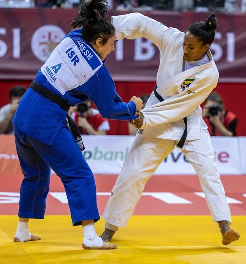 ענבל שמש ג'ודאית ישראלית (משמאל) מול קטלין קואדרוס ג'ודאית ברזילאית