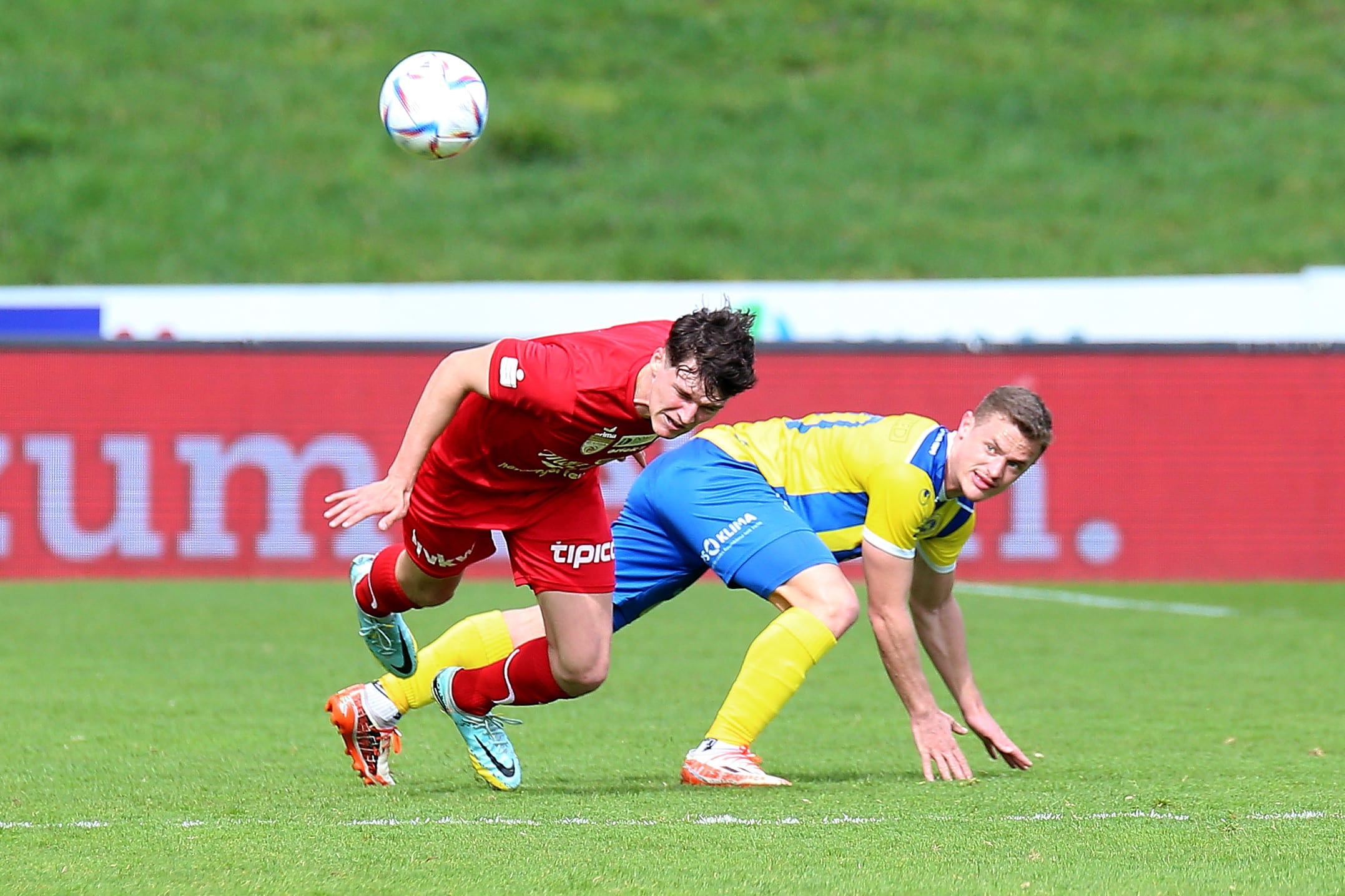 איתמר נוי שחקן פירסט וינה (מימין)