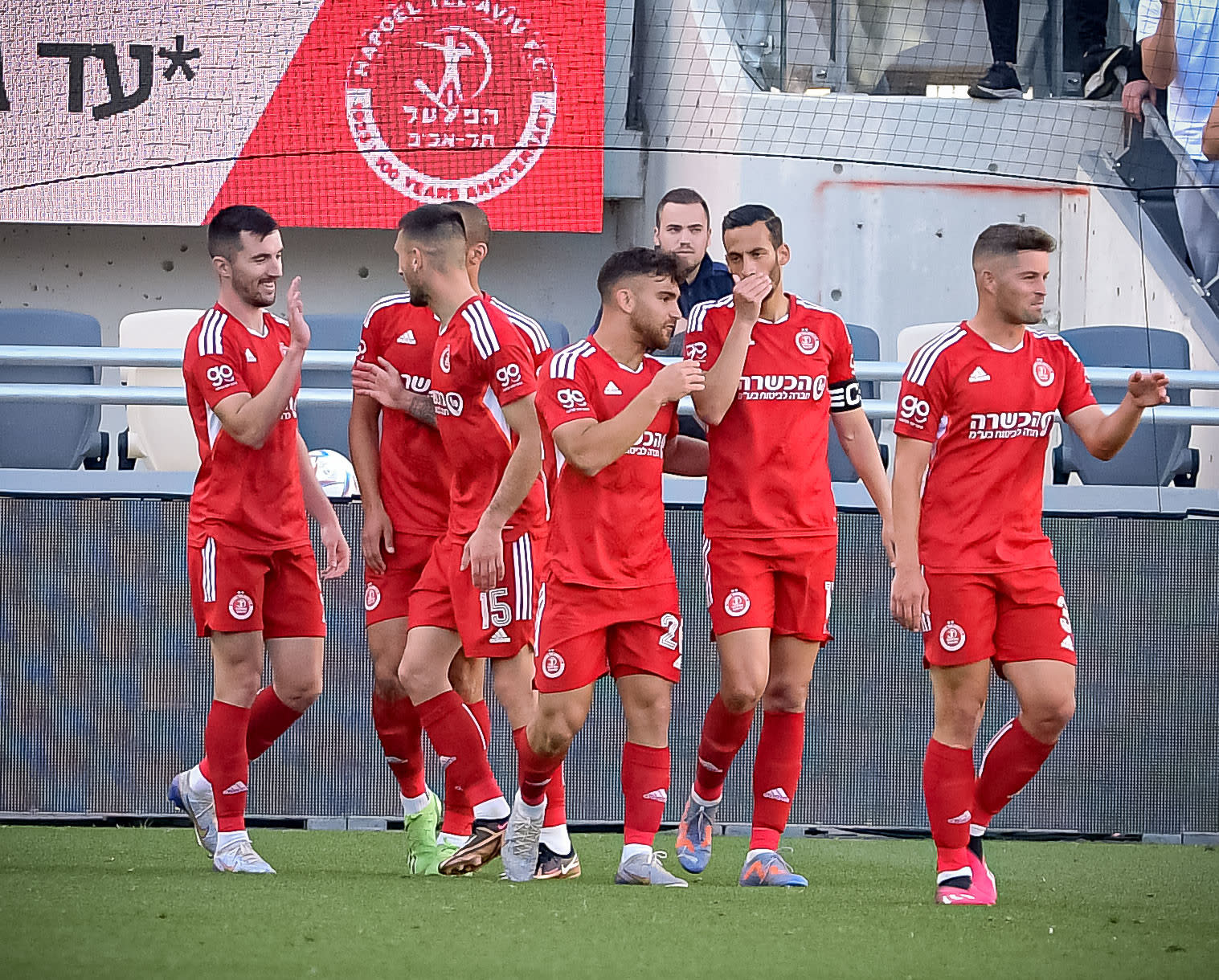 שחקני הפועל תל אביב חוגגים