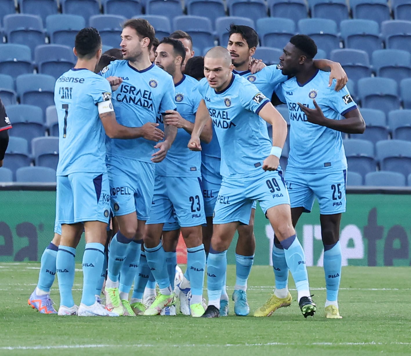 שחקני מכבי תל אביב חוגגים עם ג'ורג'ה יובאנוביץ'