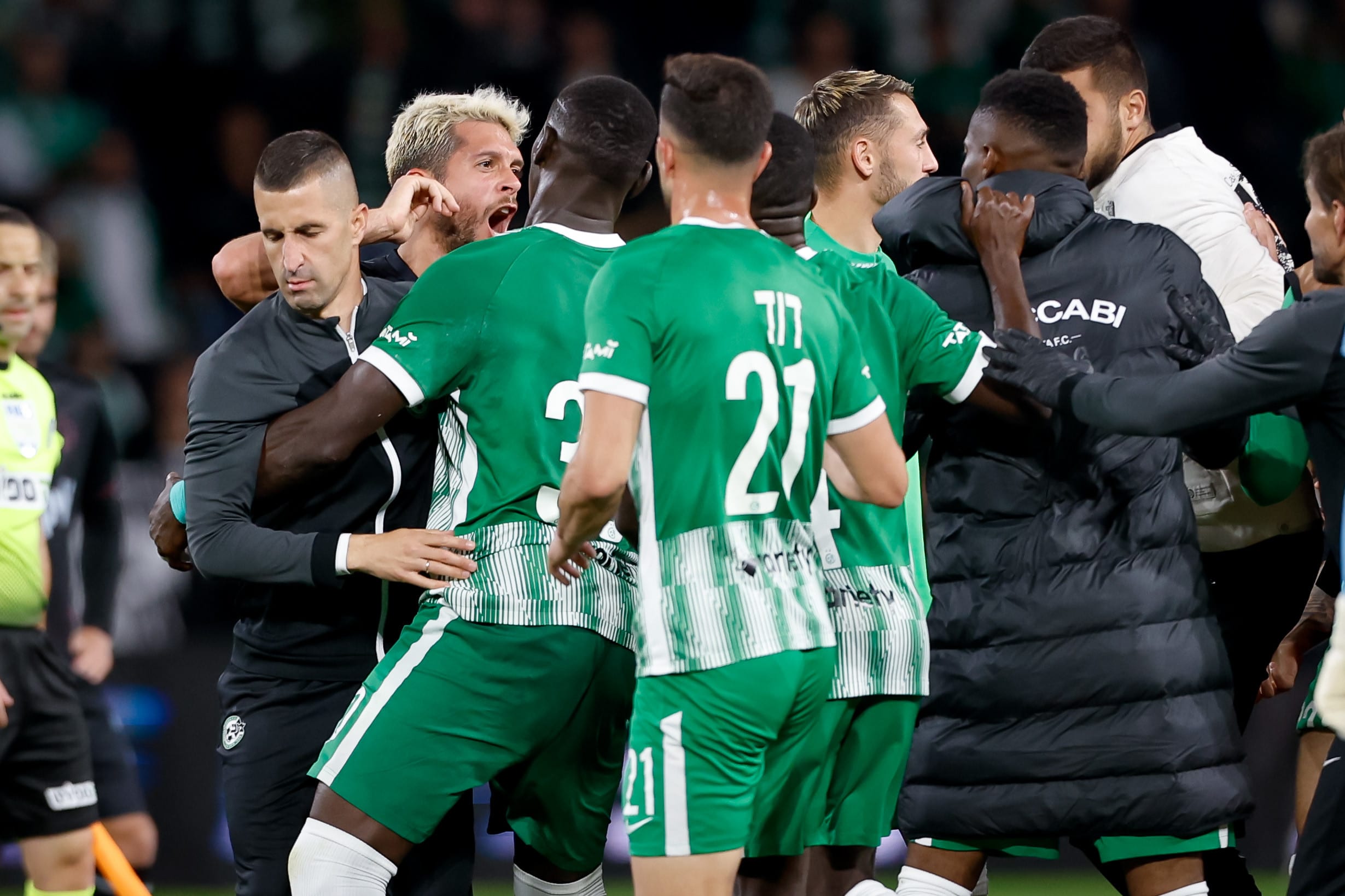 מריאנו באריירו שחקן הפועל באר שבע בעימות עם שחקני מכבי חיפה