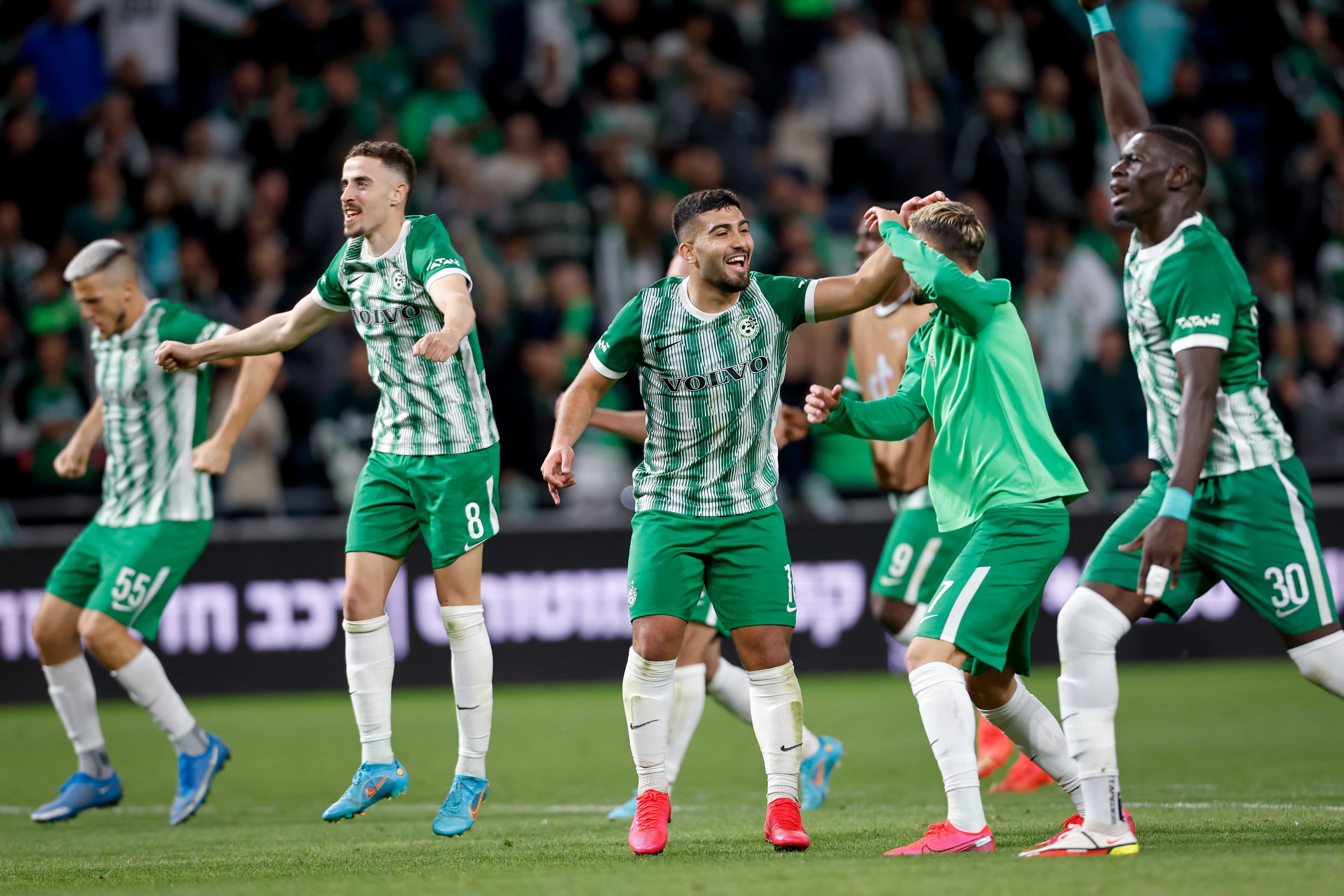 עבדולאי סק, מוחמד אבו פאני, דולב חזיזה שחקני מכבי חיפה חוגגים