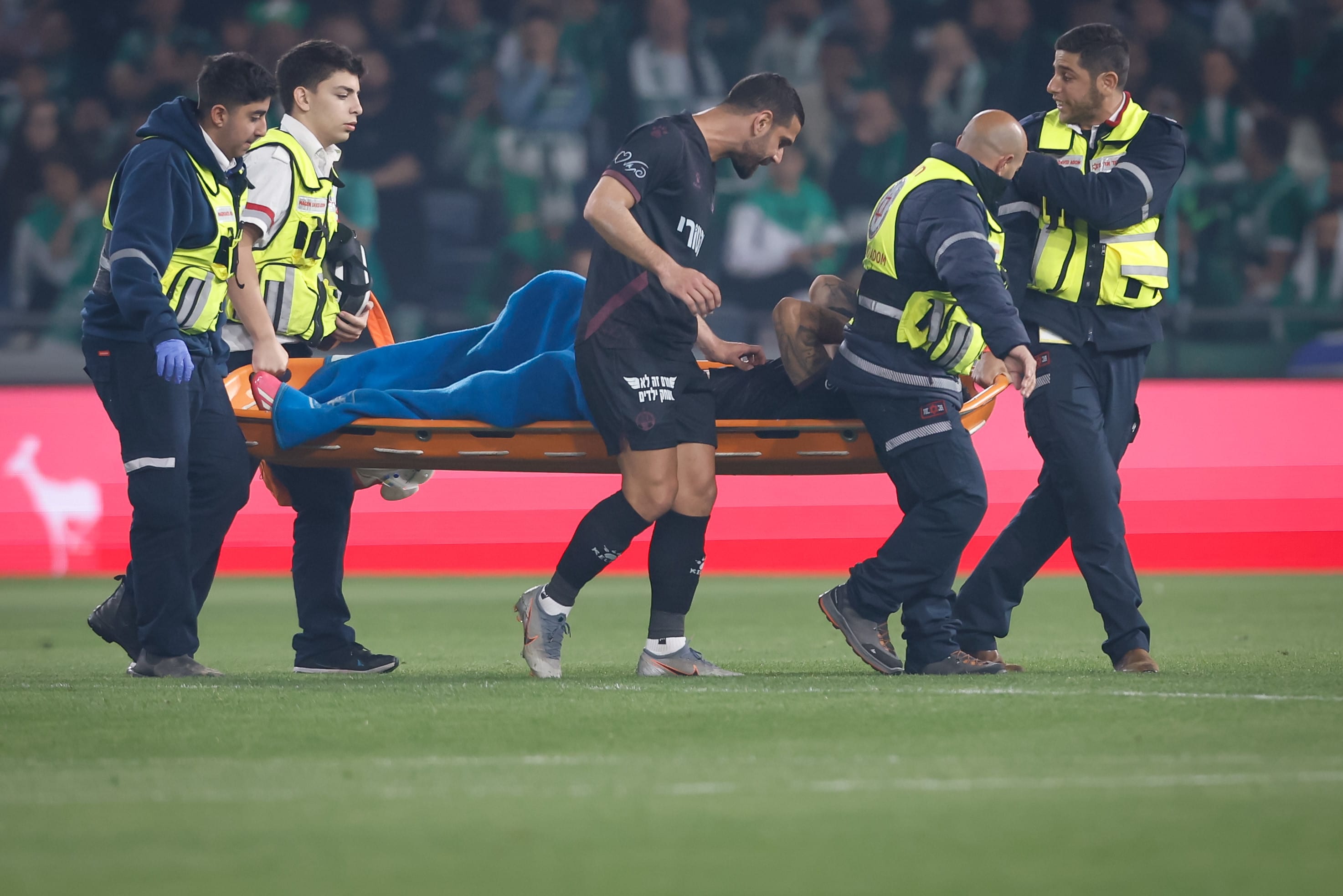 שי אליאס שחקן הפועל באר שבע מפונה על אלונקה