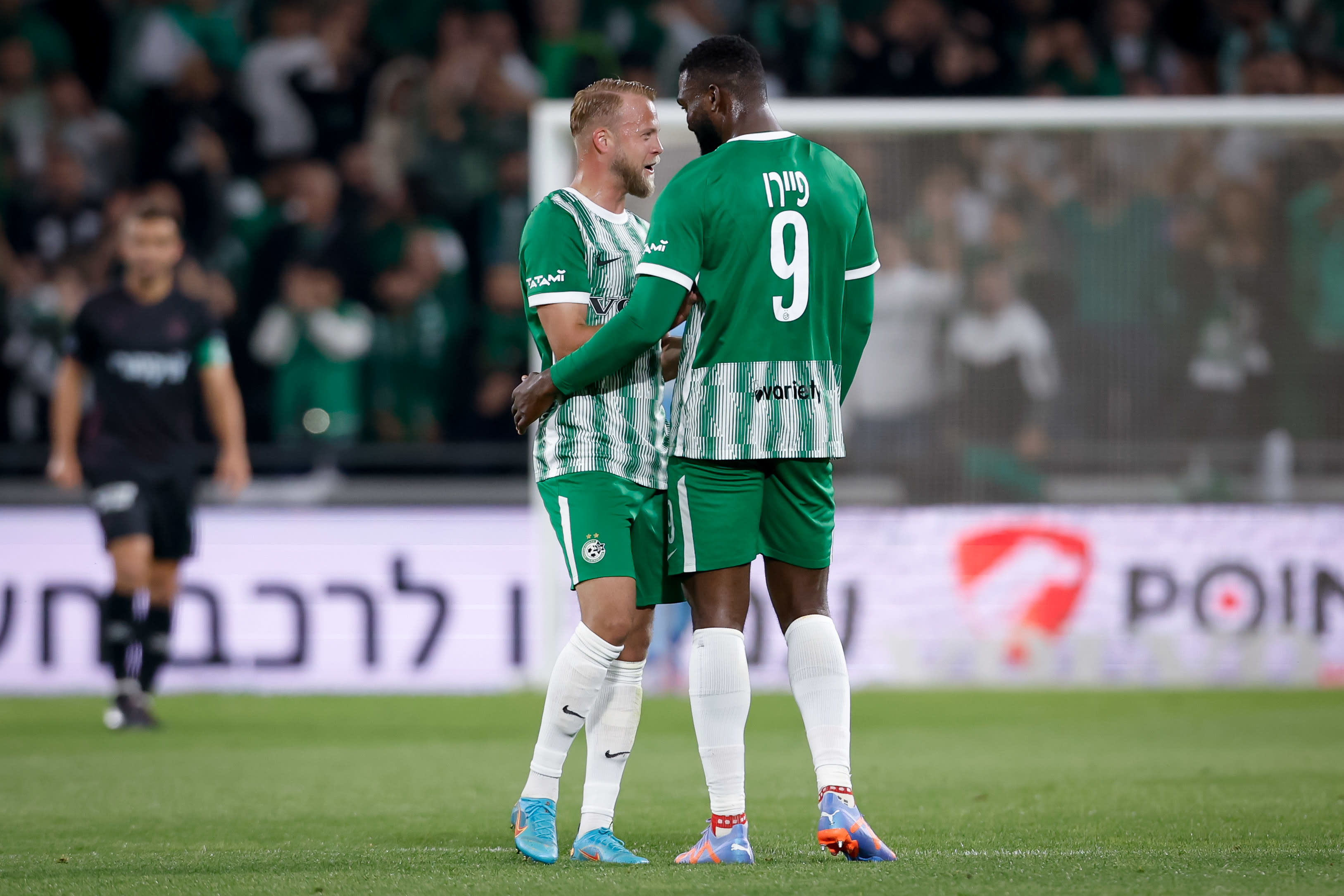 פרנזי פיירו עם דניאל סונדגרן שחקני מכבי חיפה