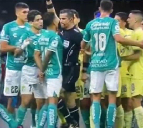 שופט הכדורגל המקסיקני פרננדו הרננדז פוגע בשחקן
