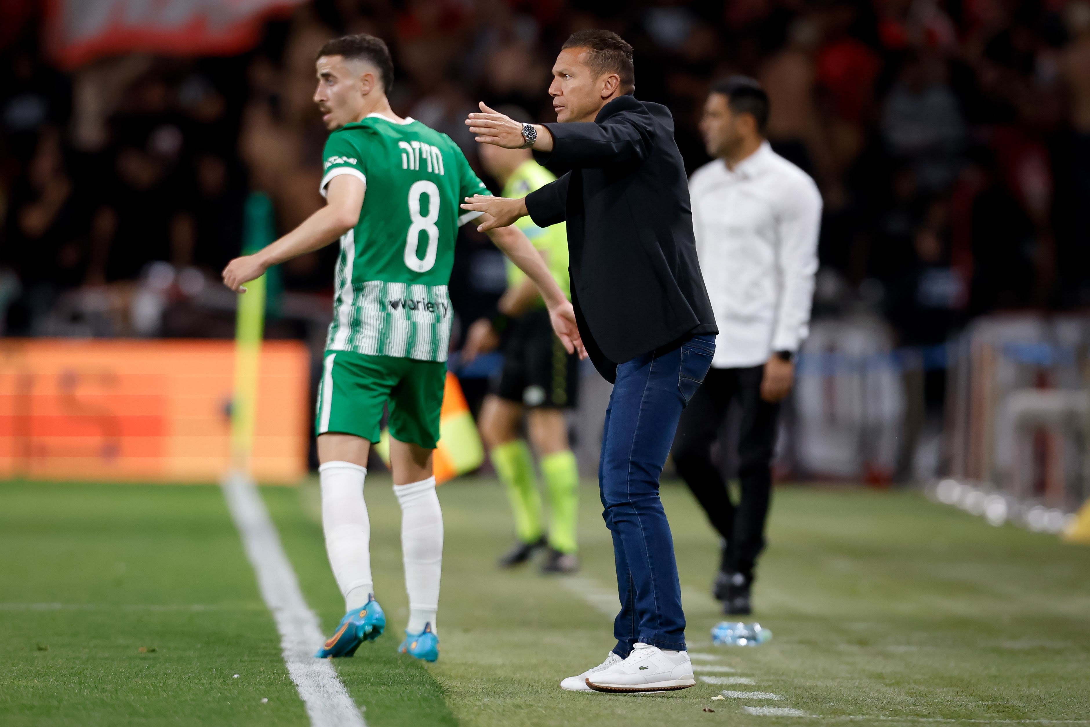 ברק בכר מאמן מכבי חיפה עם דולב חזיזה