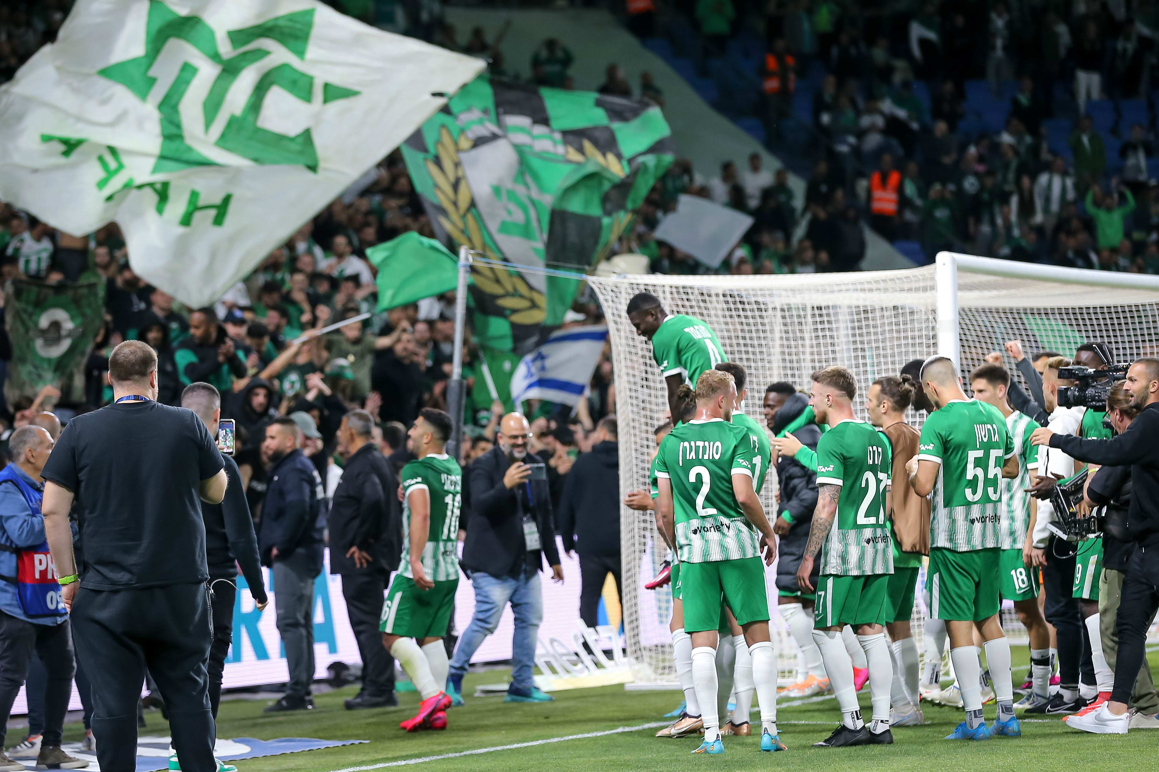 שחקני מכבי חיפה חוגגים