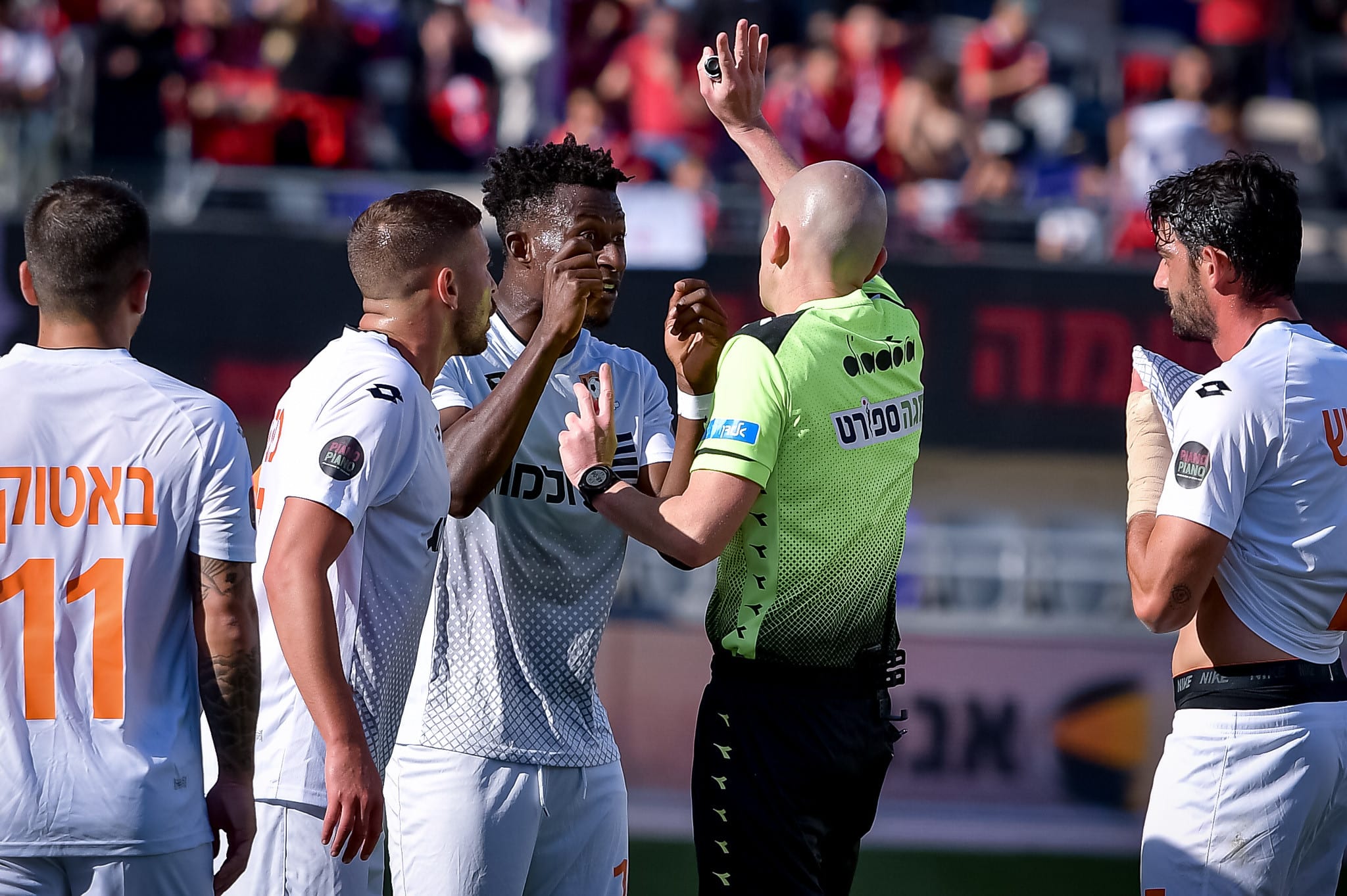 השופט עידן לייבה ליד שחקן סקציה נס ציונה מוחמד אוסמן