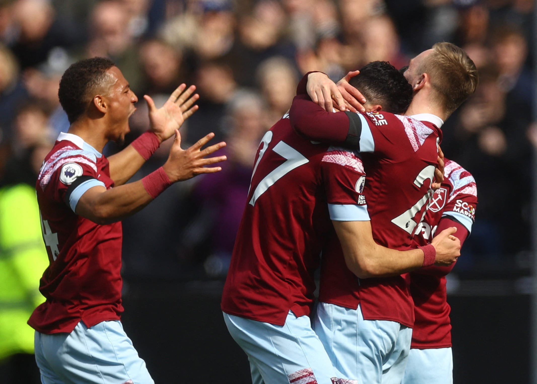 שחקני ווסטהאם חוגגים