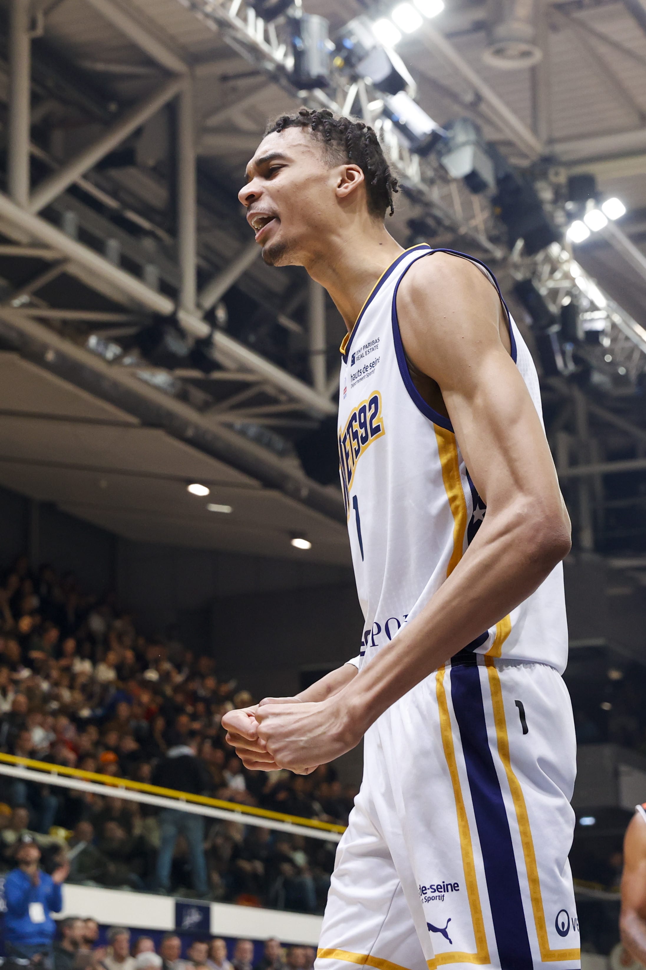 שחקן לבלואה מטרופוליטנס ויקטור וומבניאמה