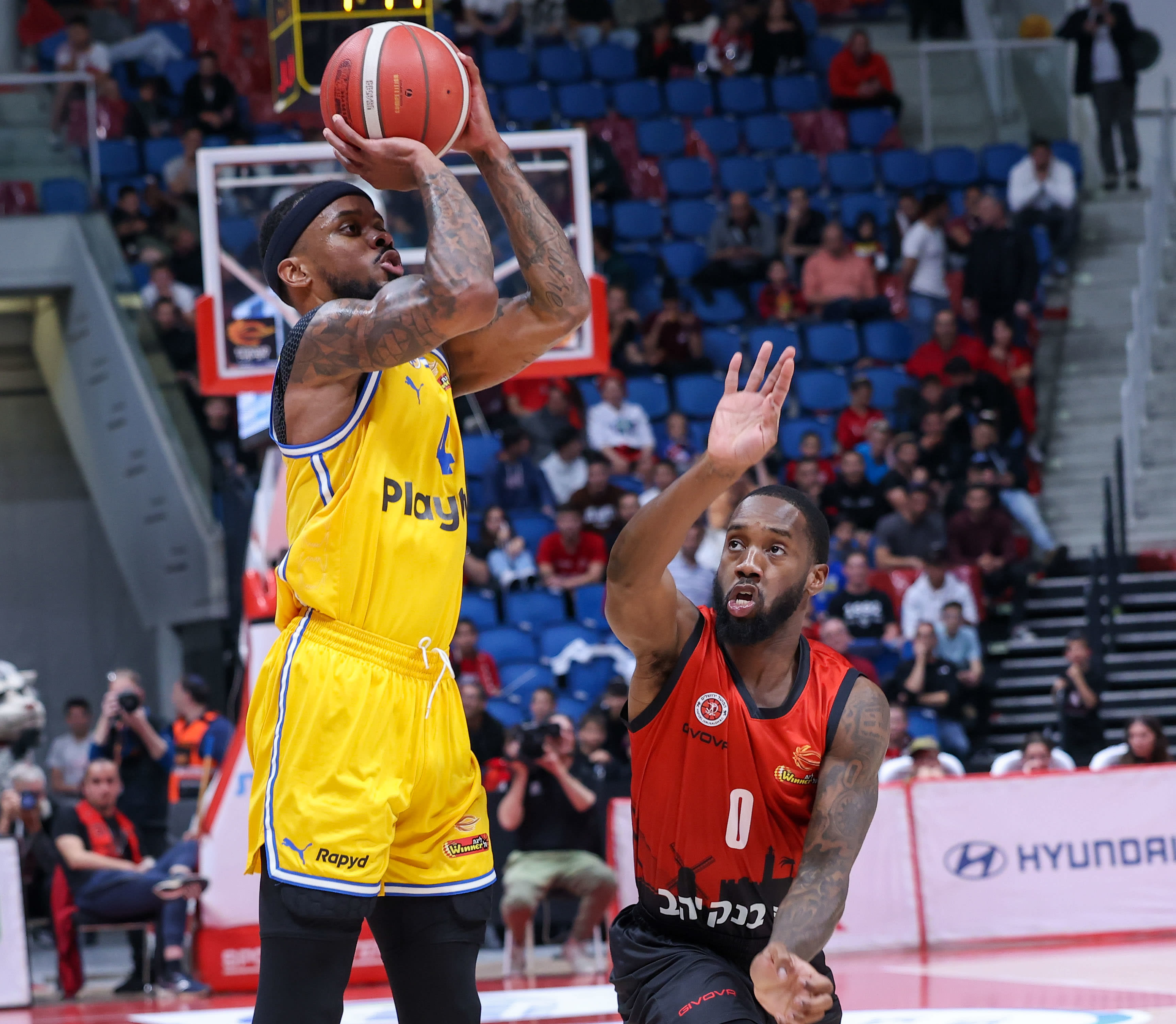 שחקן מכבי תל אביב לורנזו בראון ליד שחקן הפועל ירושלים קאדין קרינגטון