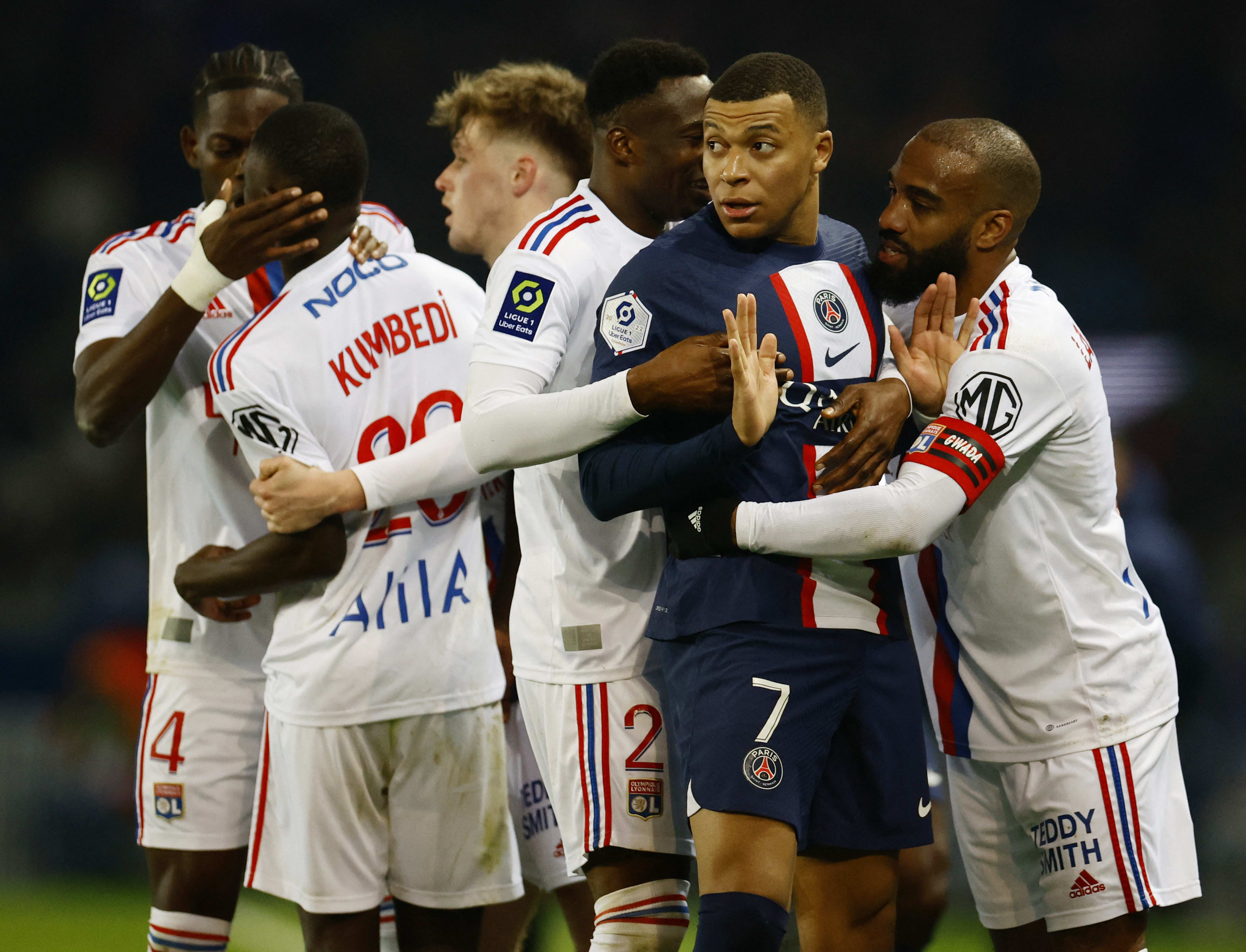 אלכסנדר לקאזט שחקן ליון מרחיק מהמהומה את קיליאן אמבפה שחקן פריז סן ז'רמן