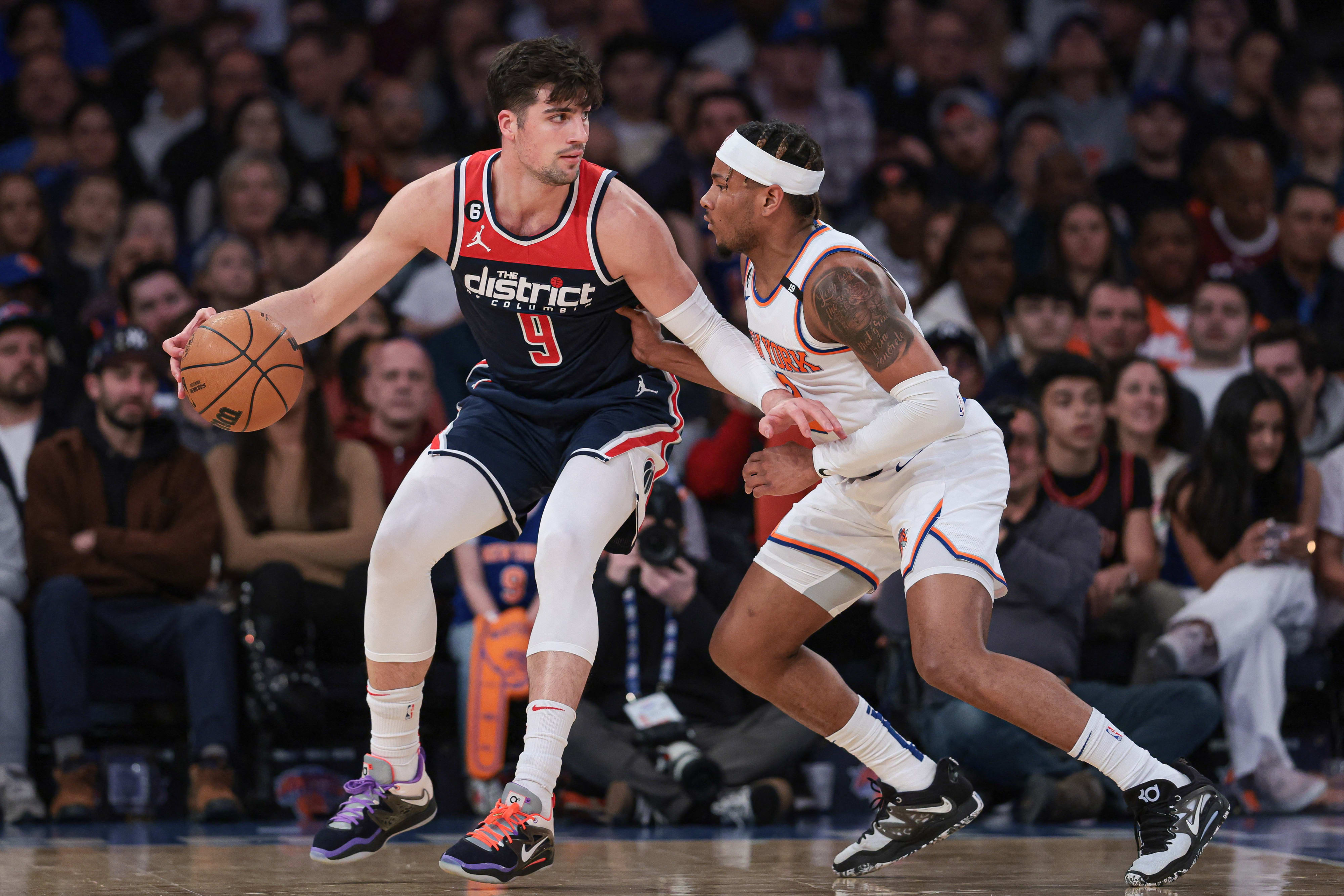 דני אבדיה, וושינגטון וויזארדס, מול שחקן ניו יורק ניקס מיילס מקברייד