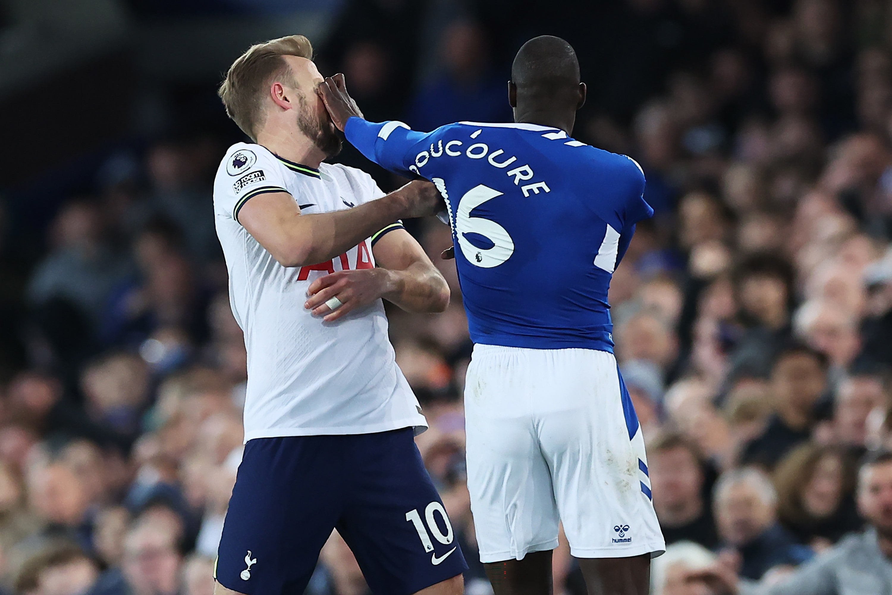 עבדולאי דוקורה שחקן אברטון מכה בפניו של חלוץ טוטנהאם הארי קיין