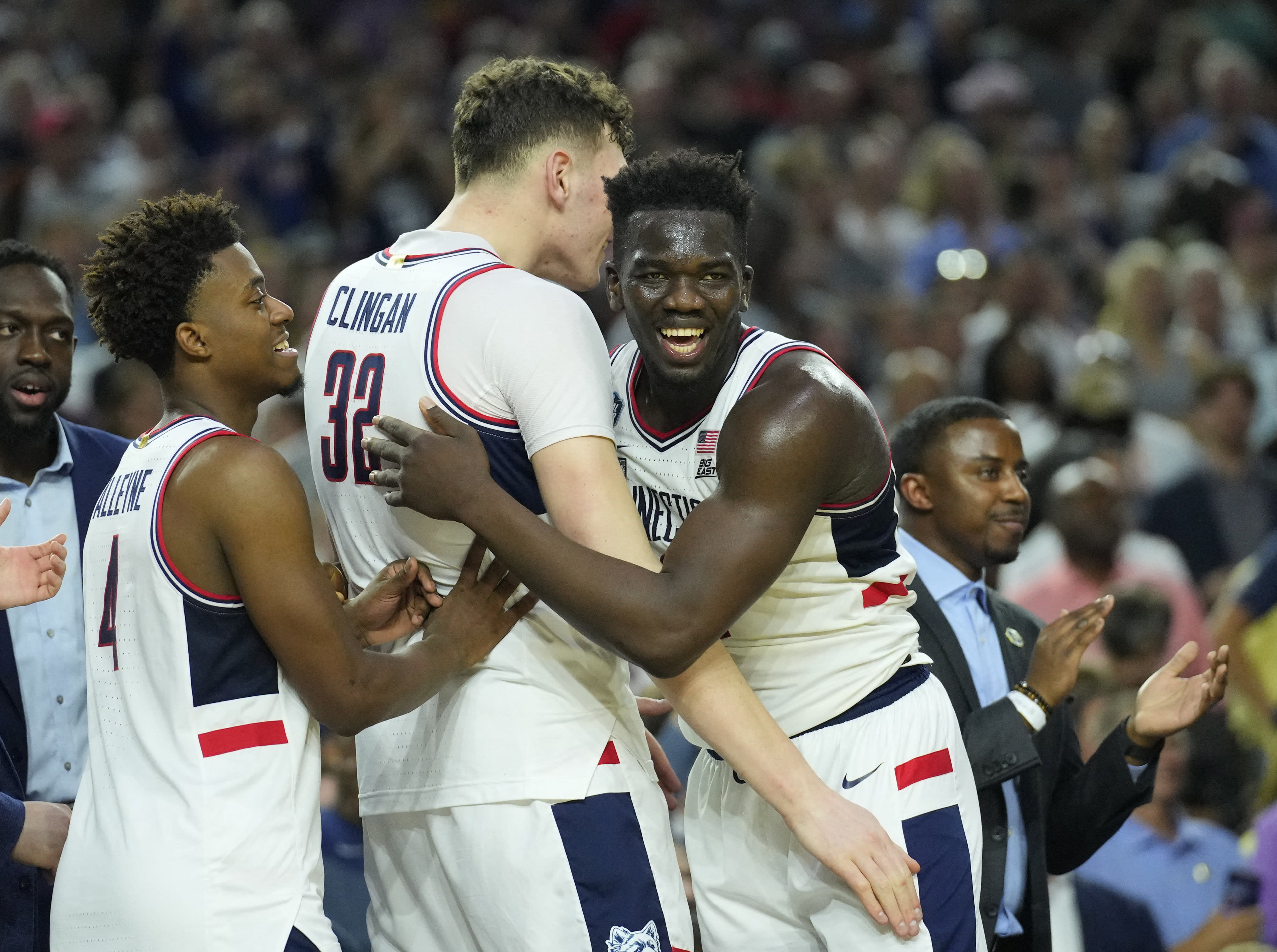 שחקני מכללת קונטיקט אדאמה סאנוגו, דונובן קלינגן חוגגים