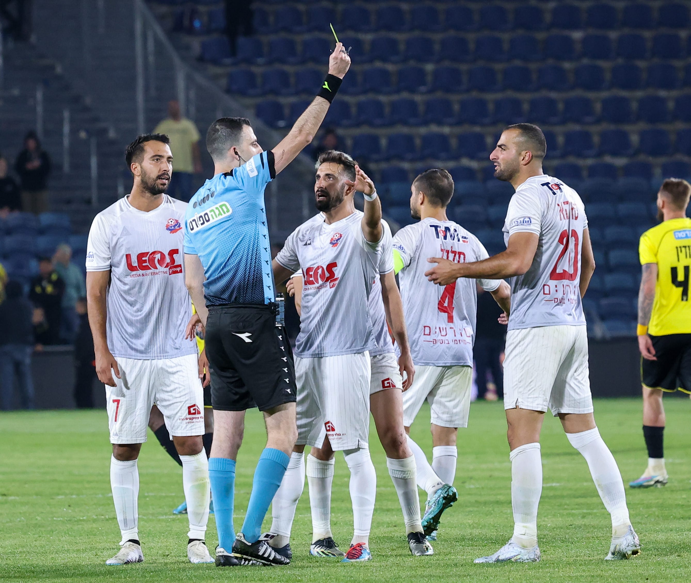 אורן ביטון שחקן הפועל חיפה סופג כרטיס צהוב מיואב מזרחי