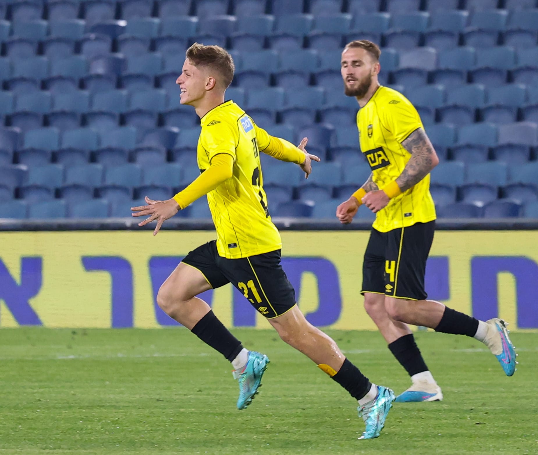 עדי יונה, שחקן בית"ר ירושלים חוגג שער בכורה בבוגרים