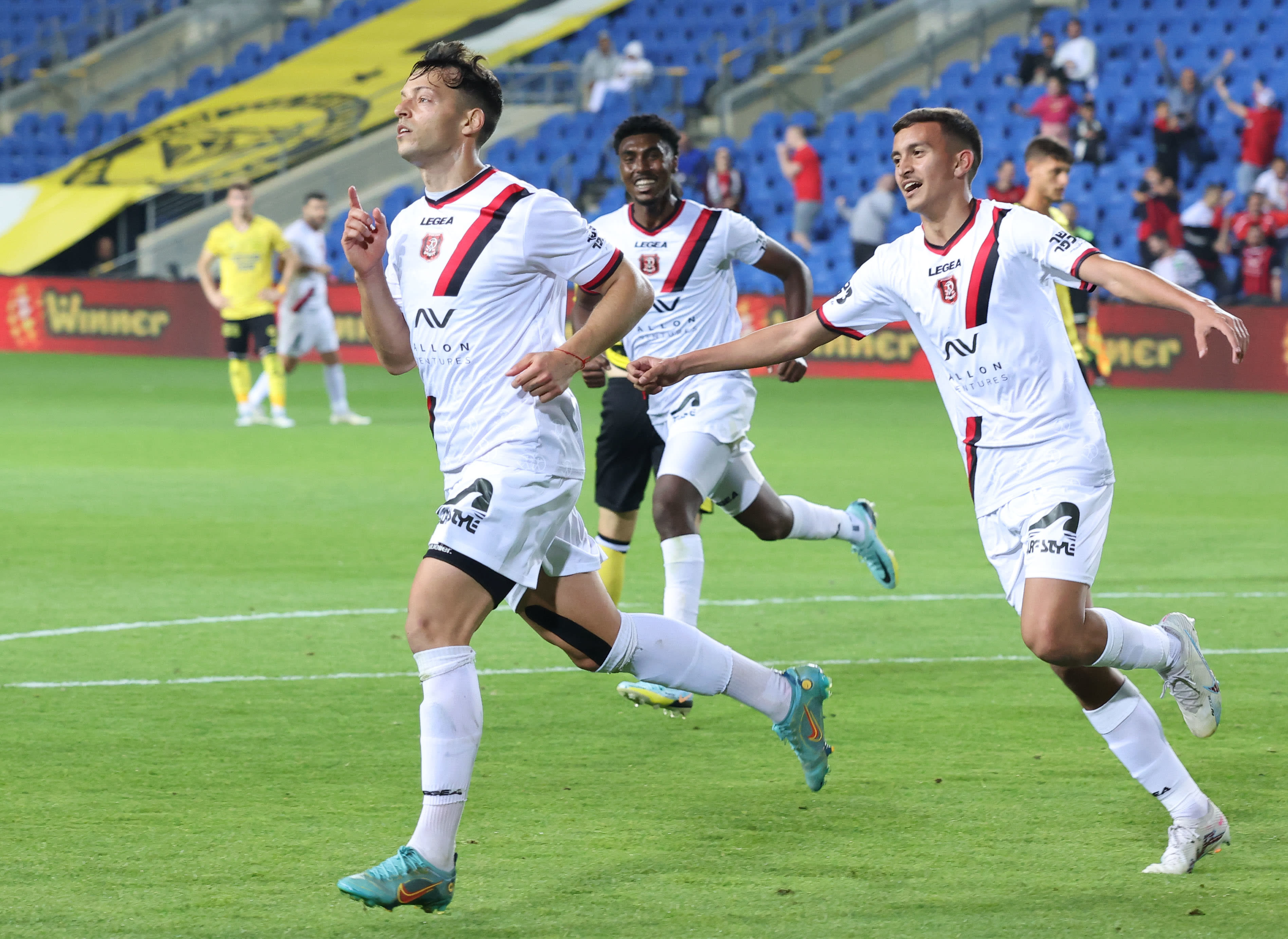 גיא בדש לצד כרם זועבי הפועל ירושלים