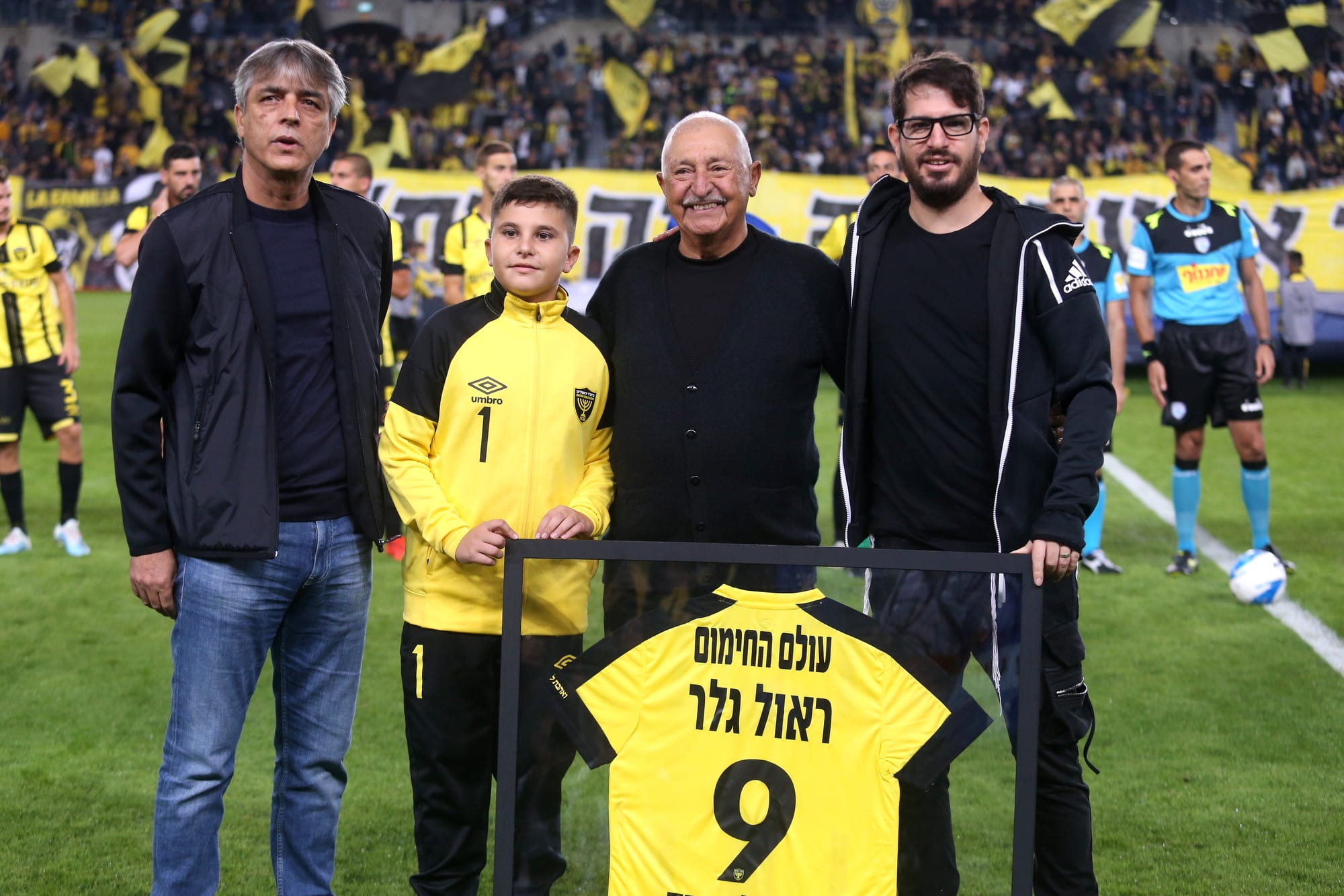 משה חוגג בעלים בית"ר ירושלים עם ד"ר ראול גלר, יו"ר הקבוצה אלי אוחנה