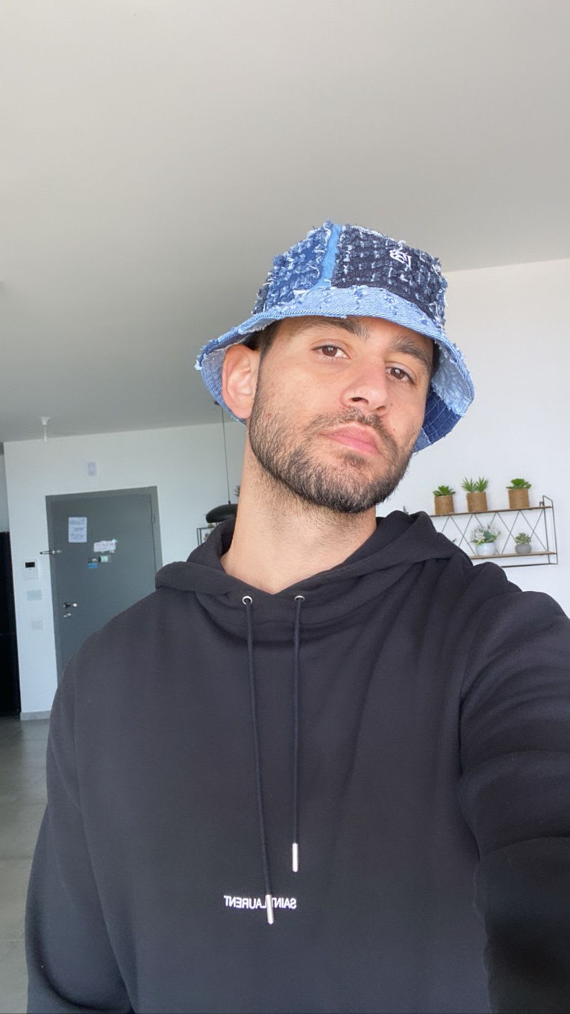 אנתוני וארן והכובע של העסק החדש