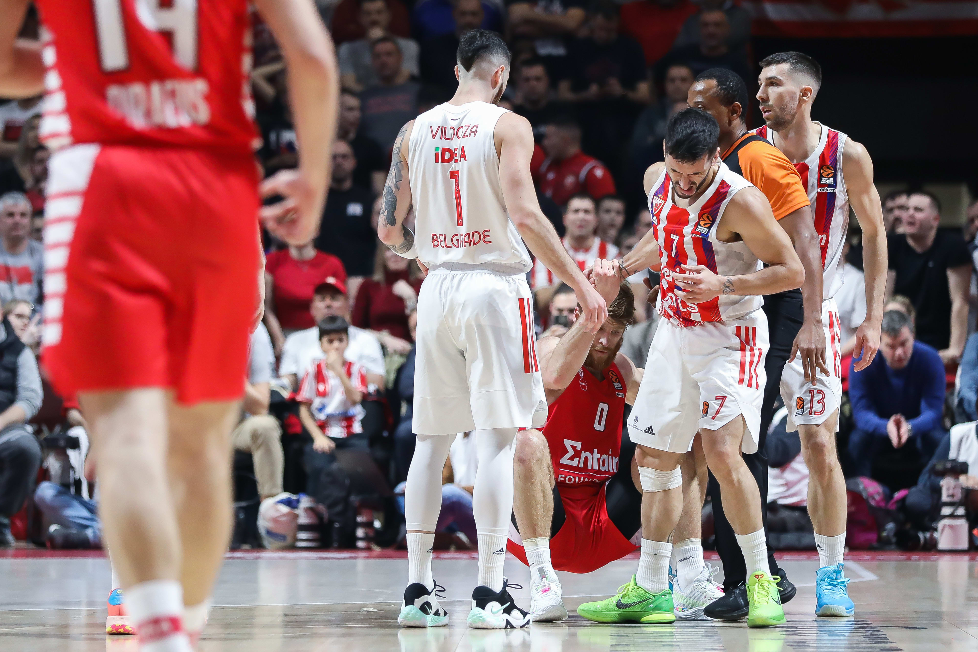 פקונדו קמפאסו שחקן הכוכב האדום בלגרד עם תומאס ווקאפ שחקן אולימפיאקוס