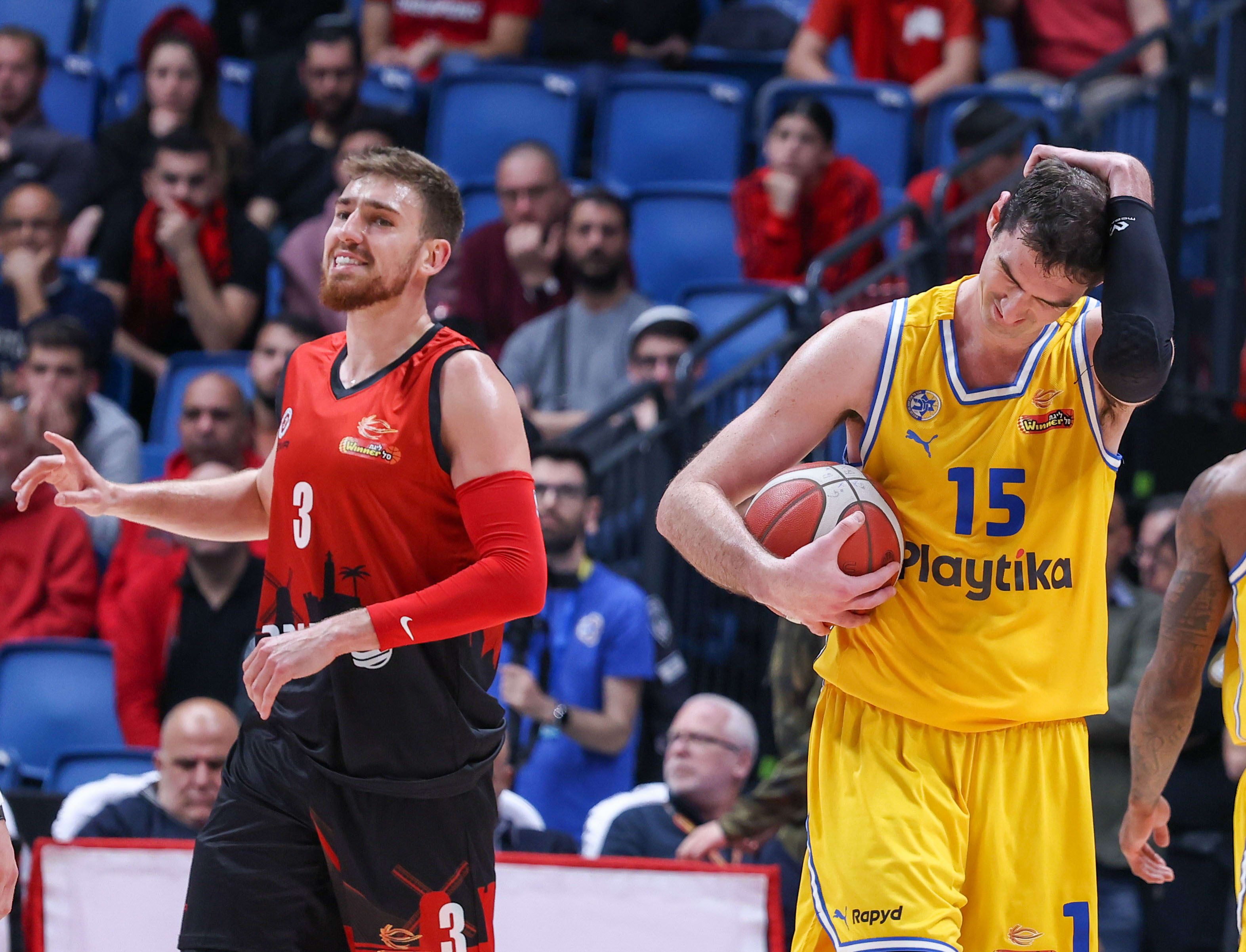 שחקן מכבי תל אביב ג'ייק כהן ליד שחקן הפועל ירושלים טי ג'יי קליין